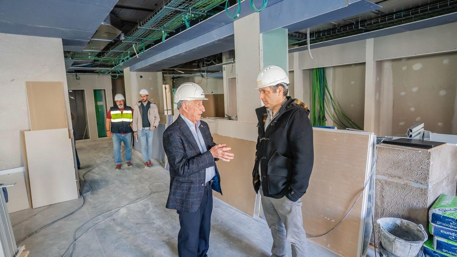 El alcalde Gabriel Amat visita los trabajos en el inmueble.