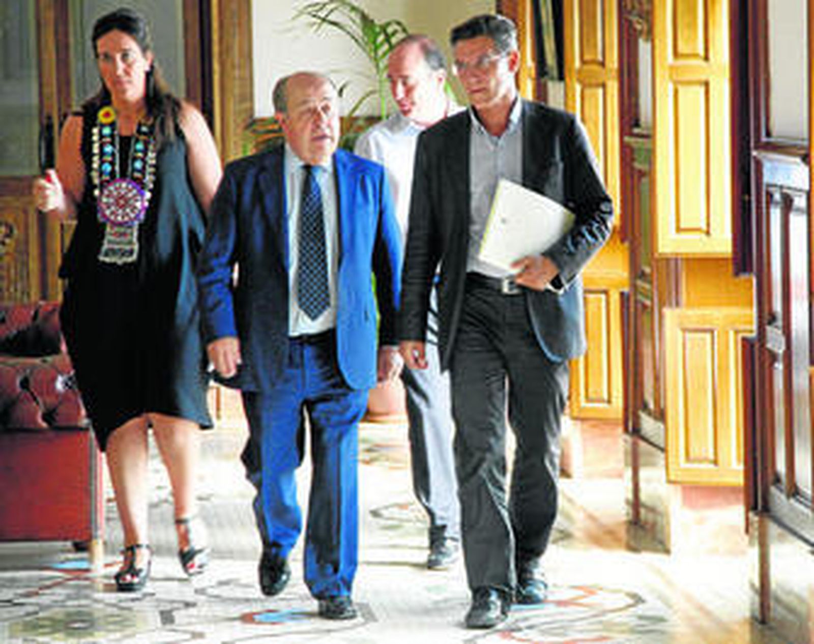 José Torres Hurtado y Luis Salvador conversan durante los primeros días del nuevo mandato que se inauguró tras las municipales de mayo.
