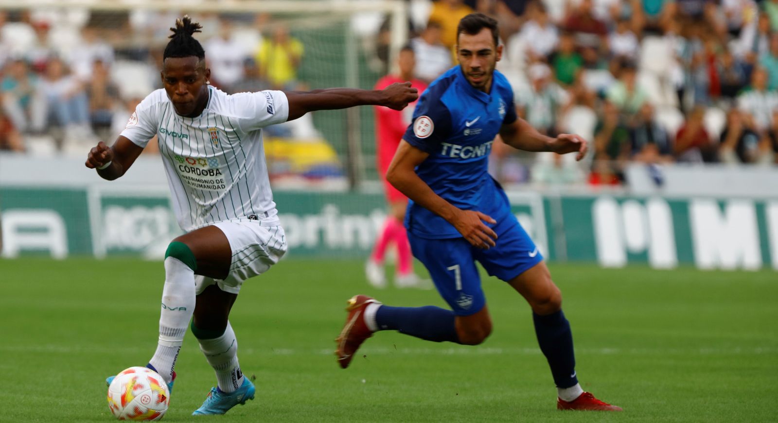 Cedric Teguia conduce el balón en el último partido del Córdoba CF en El Arcángel.
