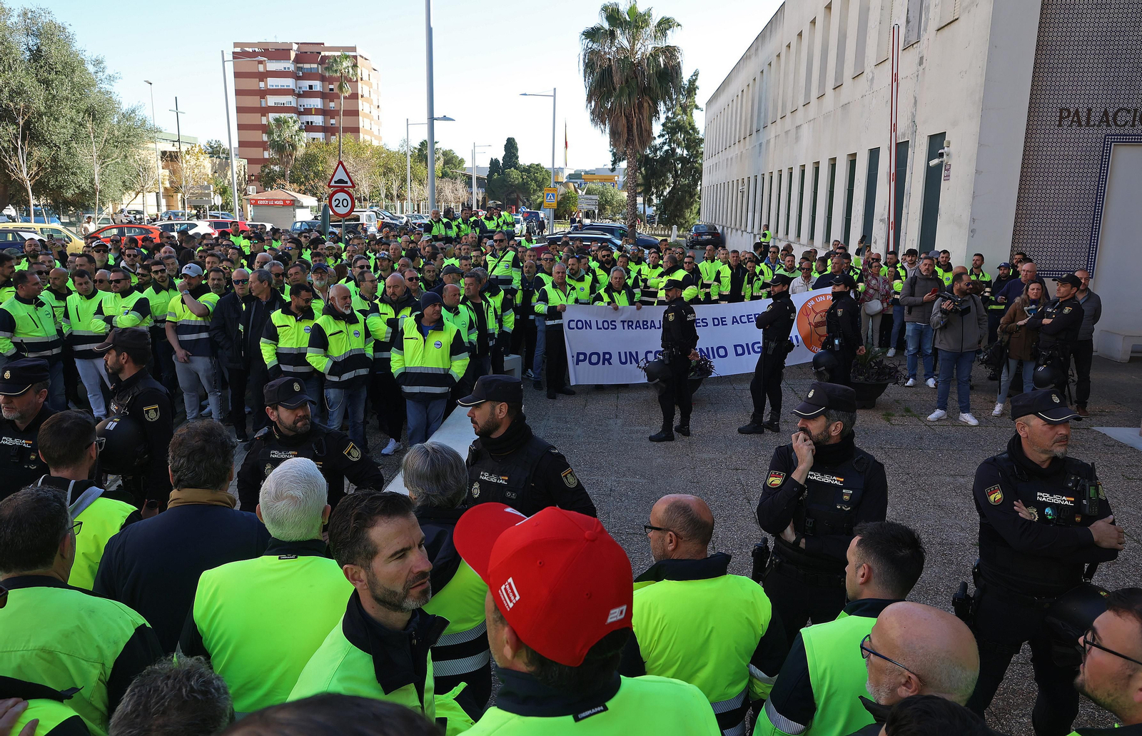 Imágenes de la entrada a los juzgados de los delegados sindicales de Acerinox en Algeciras