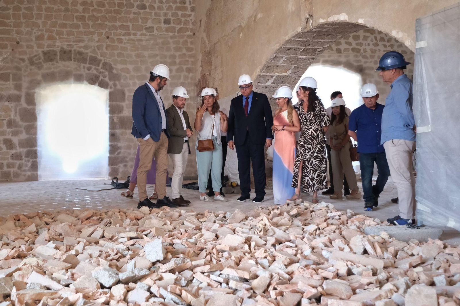 El consejero de Cultura, Arturo Bernal conoció de primera mano como van las obras que se llevan a cabo en el Castillo de Vélez Blanco.