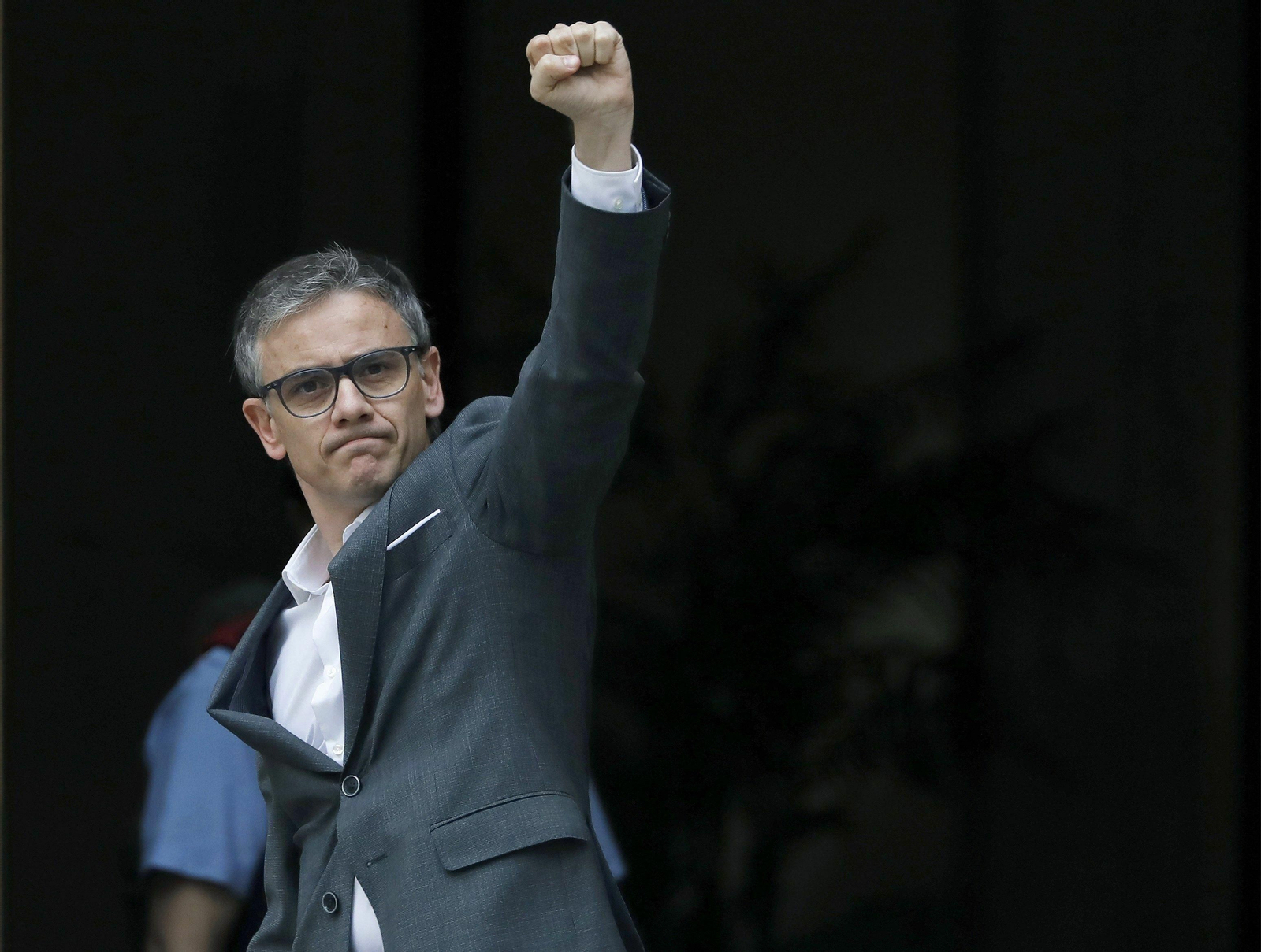 Josep Maria Jové alza el puño a su entrada al Tribunal Superior de Justicia de Cataluña.
