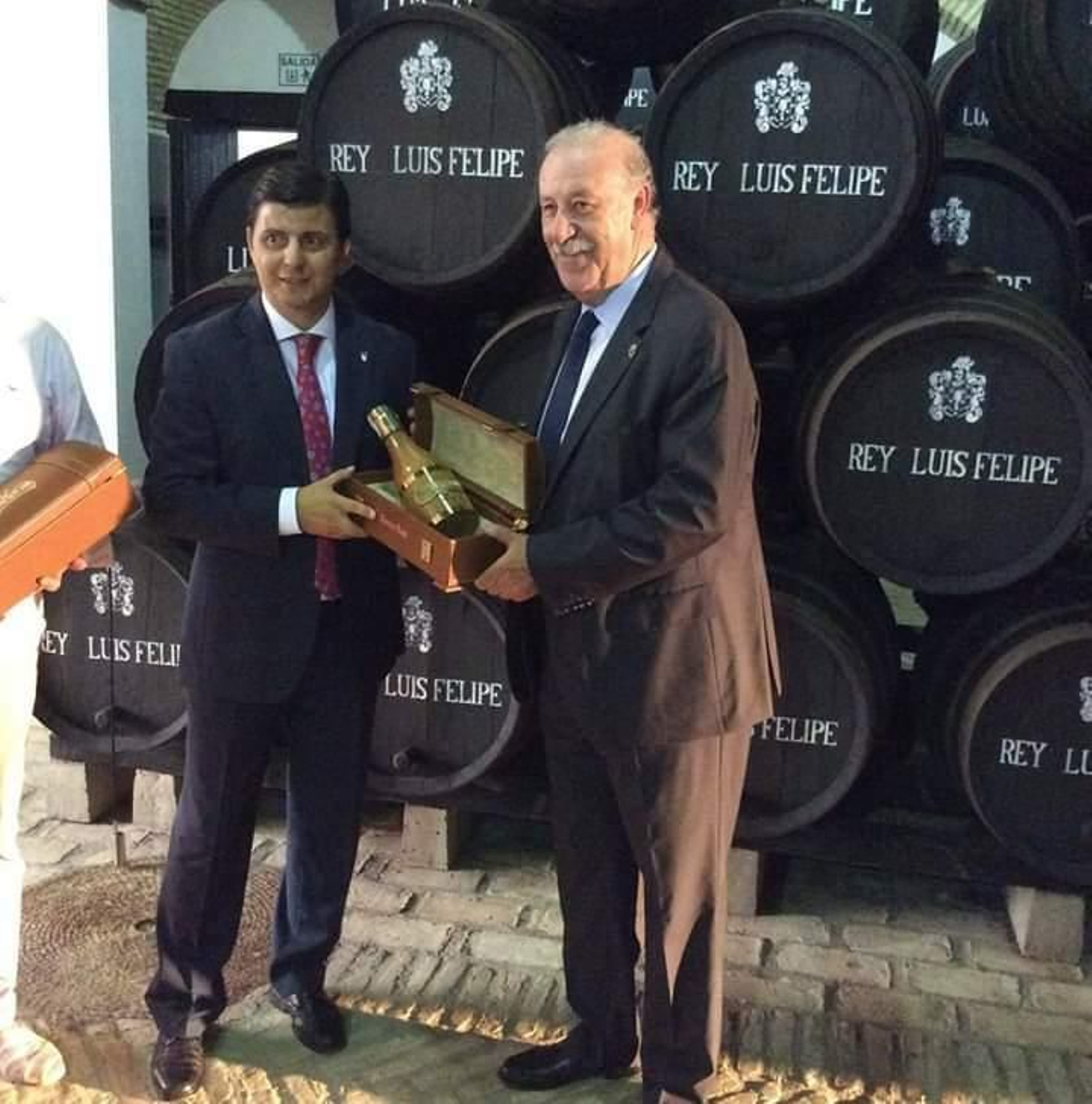 Patri, junto a Vicente del  Bosque, en sus bodegas.