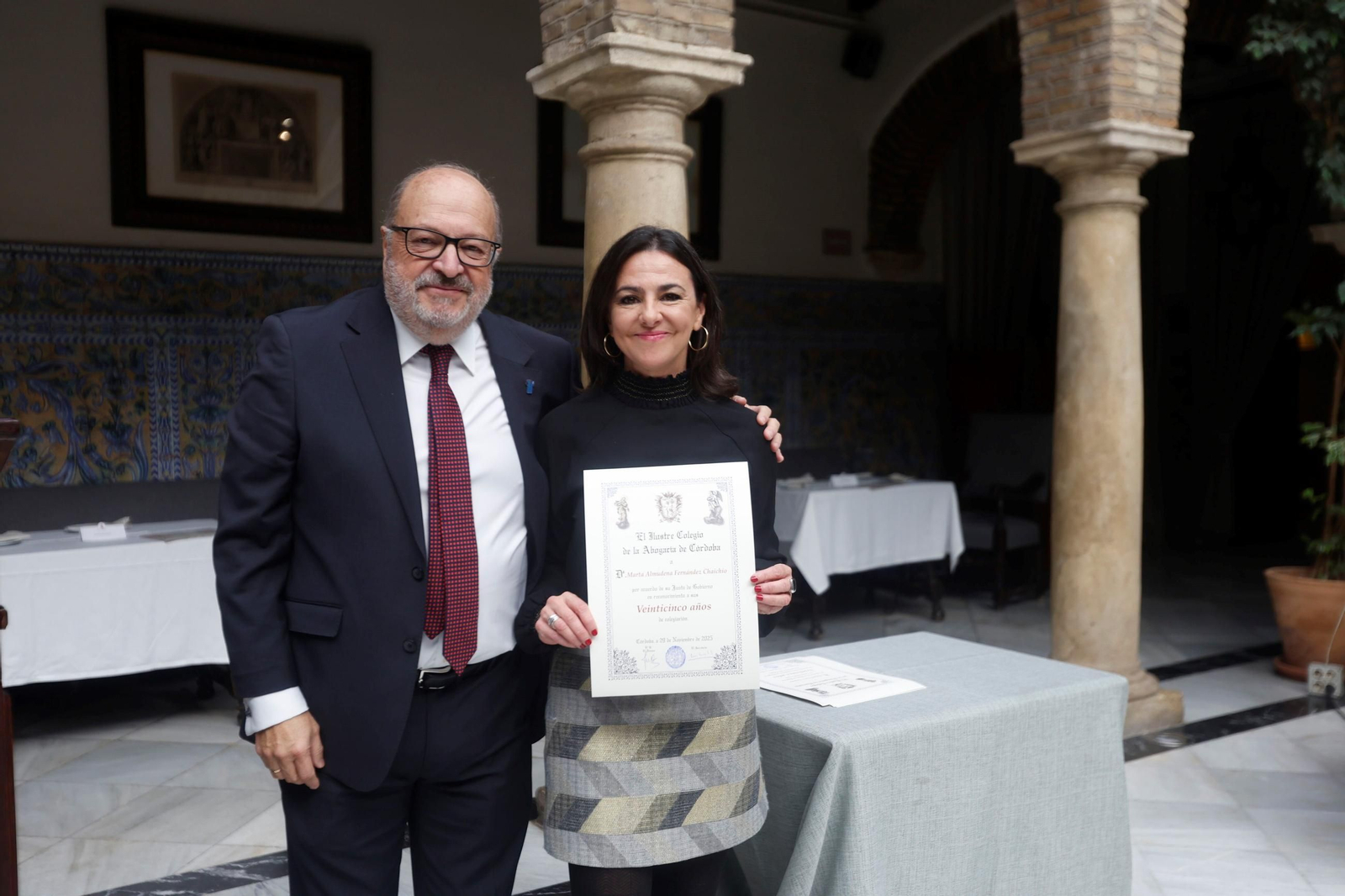 El Colegio de Abogados de Córdoba distingue a los colegiados que cumplen 25 y 50 años de ejercicio, en fotos