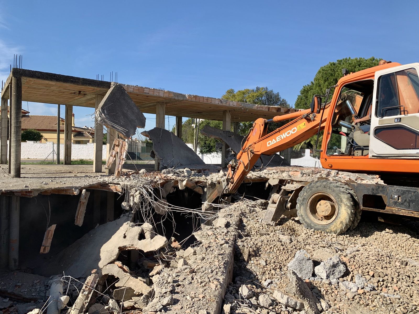 Comienza en Gines el derribo del Esqueleto tras 30 años de abandono