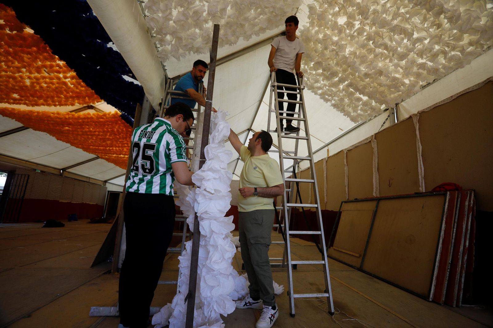 Los preparativos de las casetas de la Feria de Córdoba, en imágenes