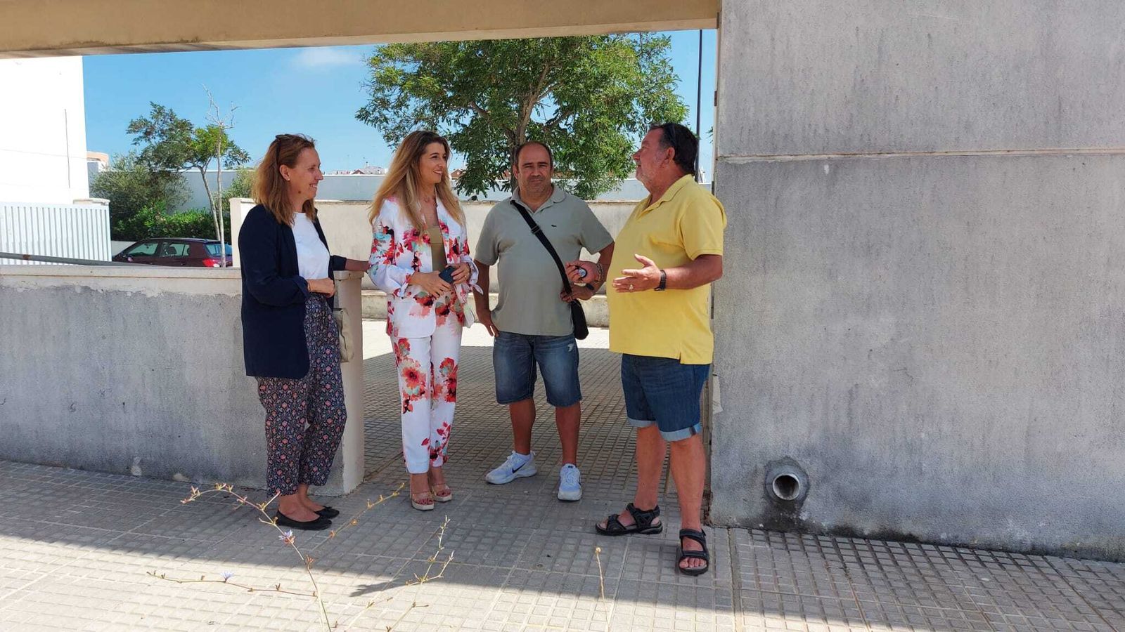 Responsables municipales con representantes de vecinos en el centro cívico Hermana Cristina.