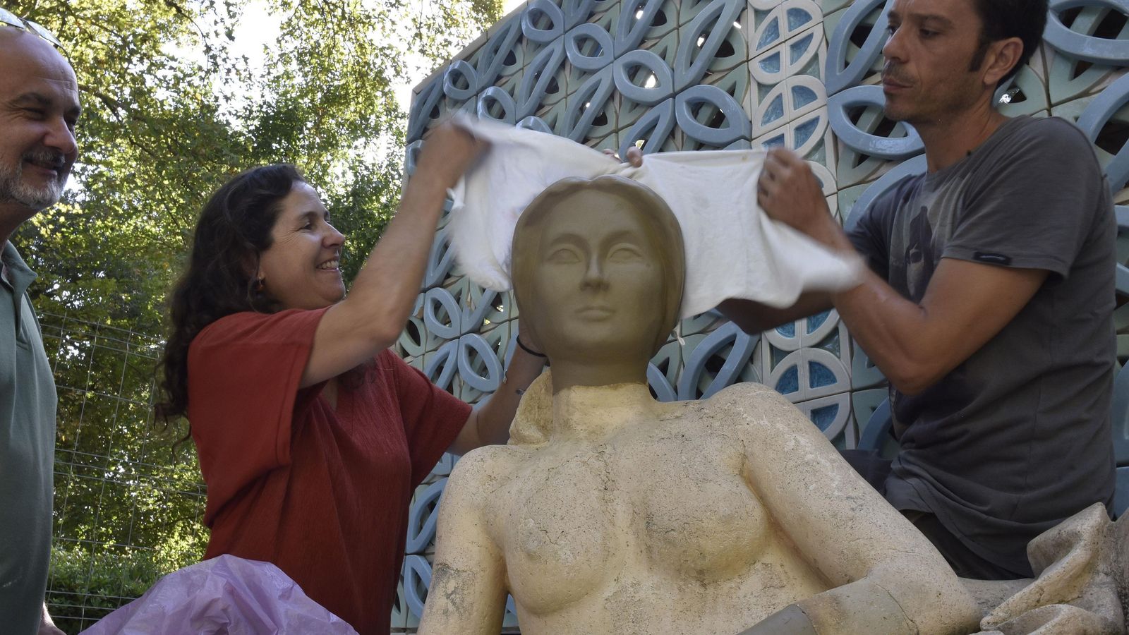 La escultura que adorna la glorieta de Luis Montoto del Parque de María Luisa fue intervenida para reponerle la cabeza.