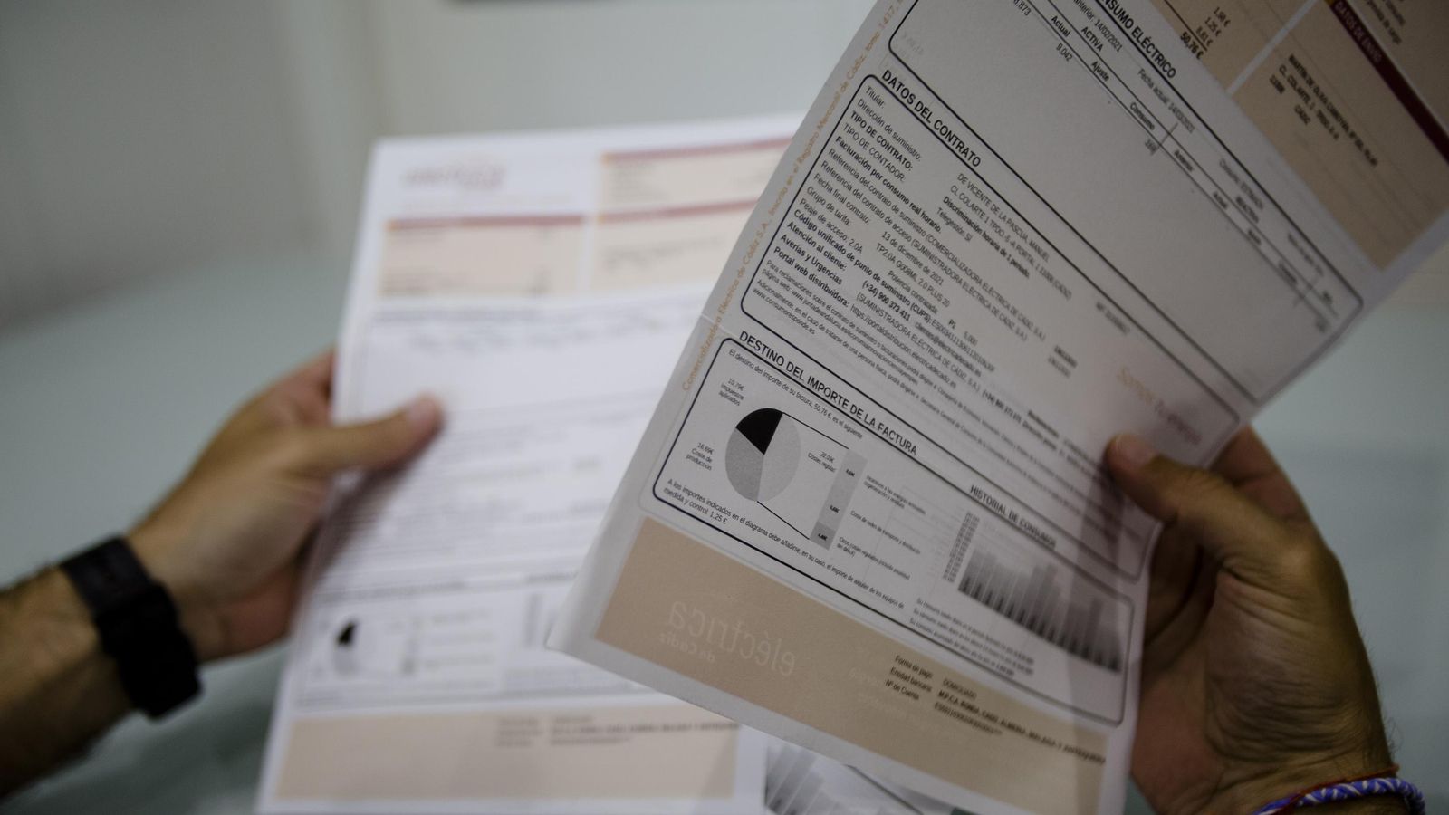 Una persona revisa la factura de la luz