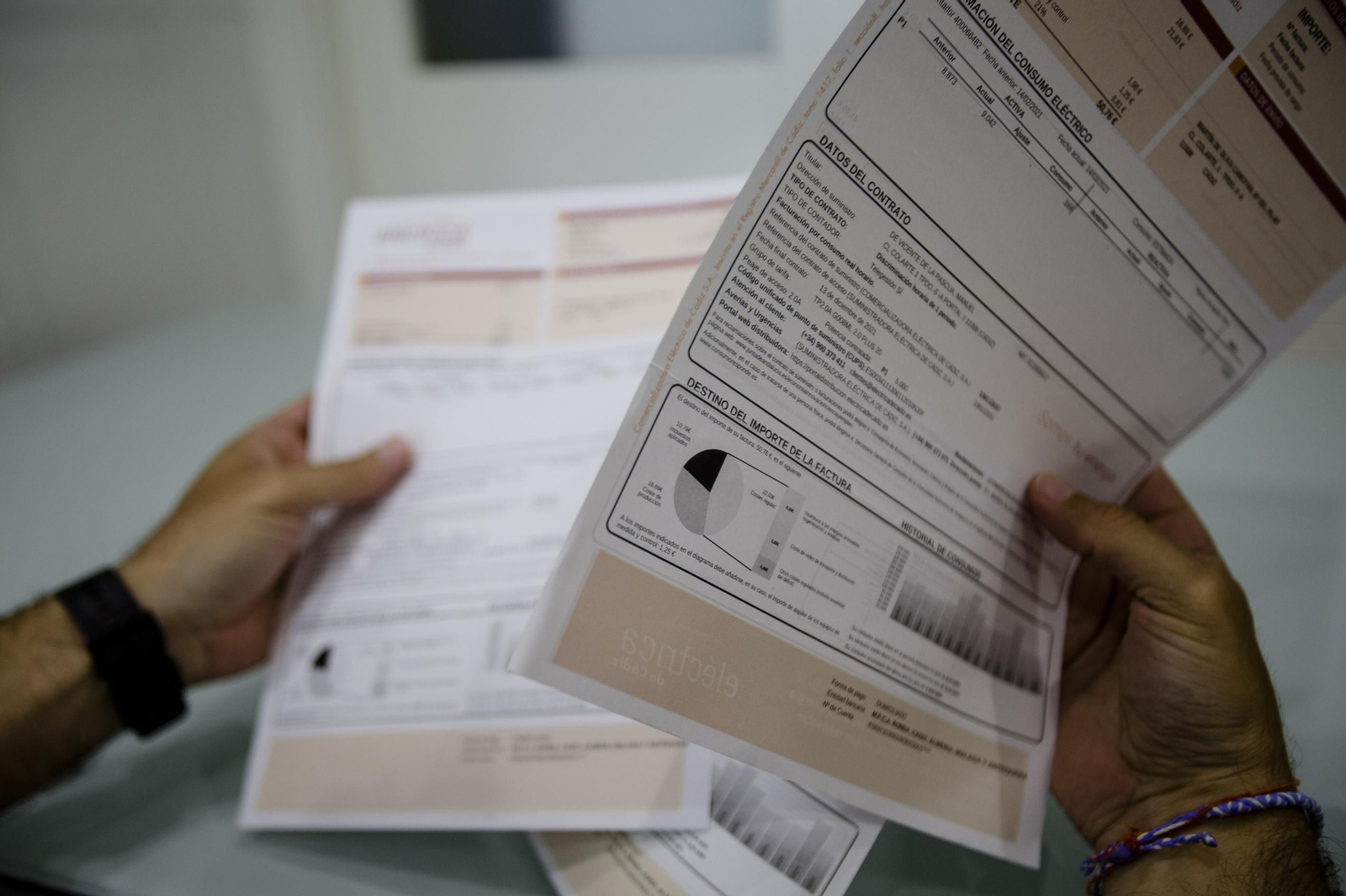 Una persona revisa la factura de la luz