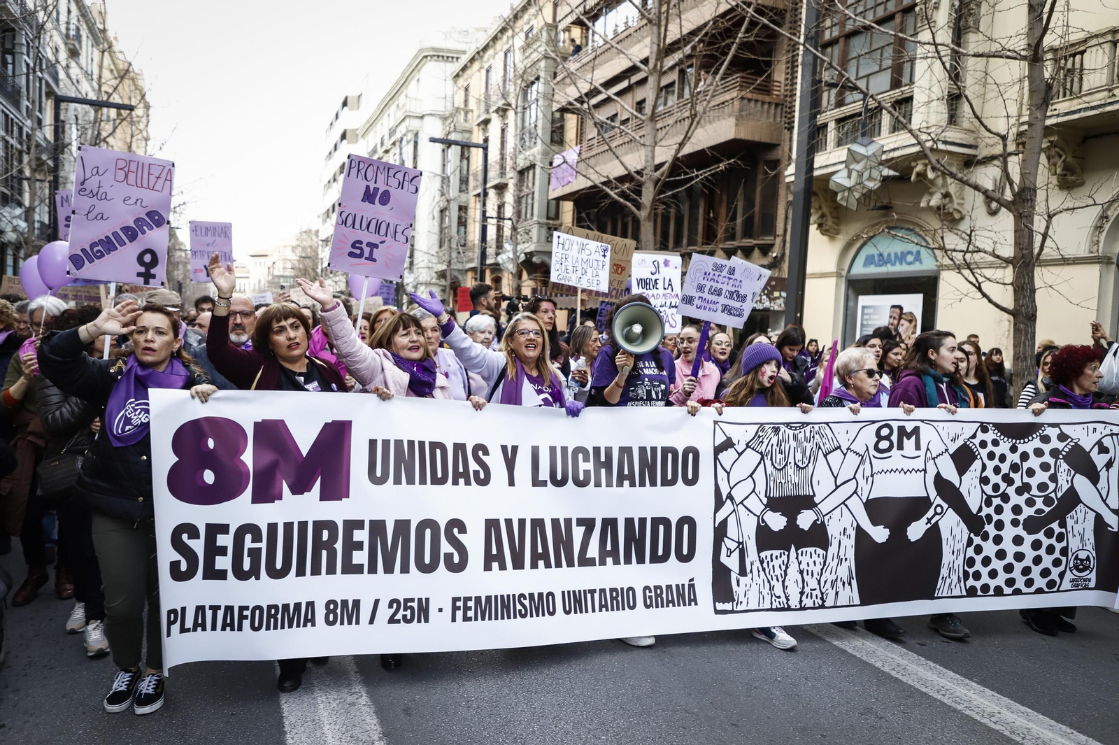 Una ola morada inunda la avenida principal de Granada en el Día de la Mujer