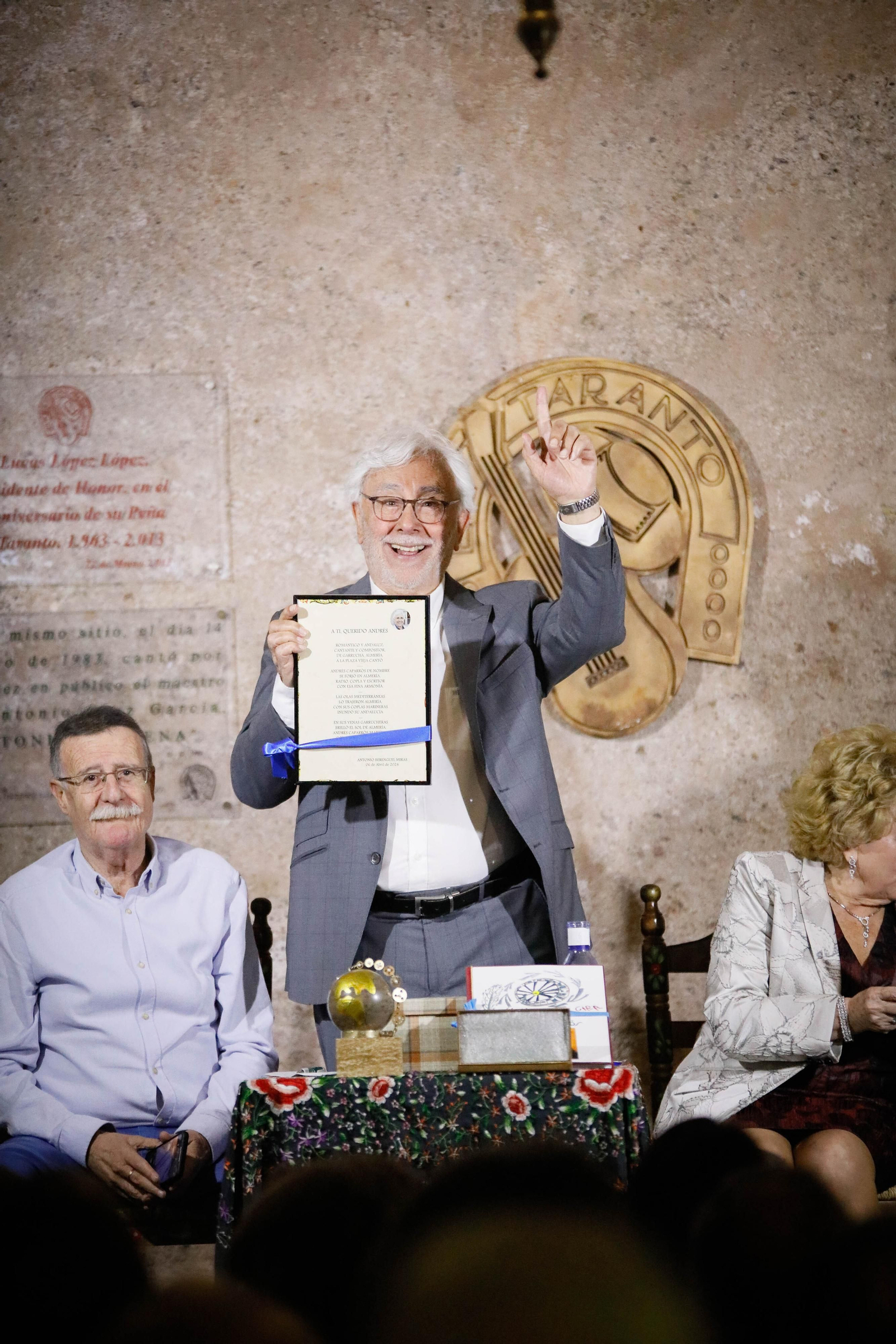 Entrega de Anagrama de Oro y Brillantes de la Ciudad de Almería a Andrés Caparrós en imágeness