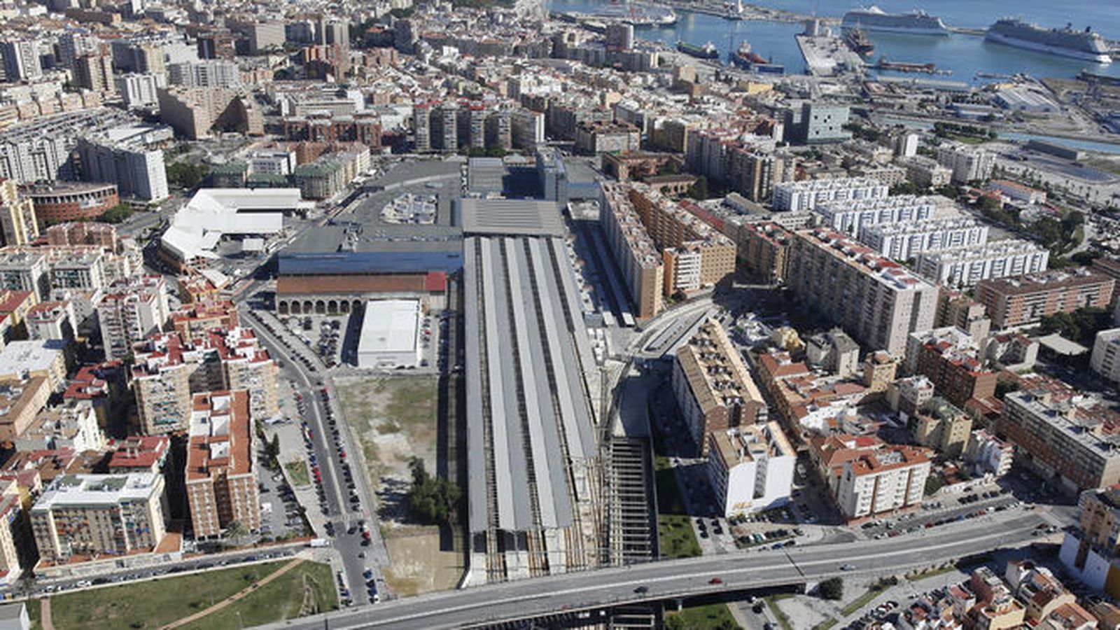 Vista aérea de la estación de trenes de Málaga y del centro Vialia.