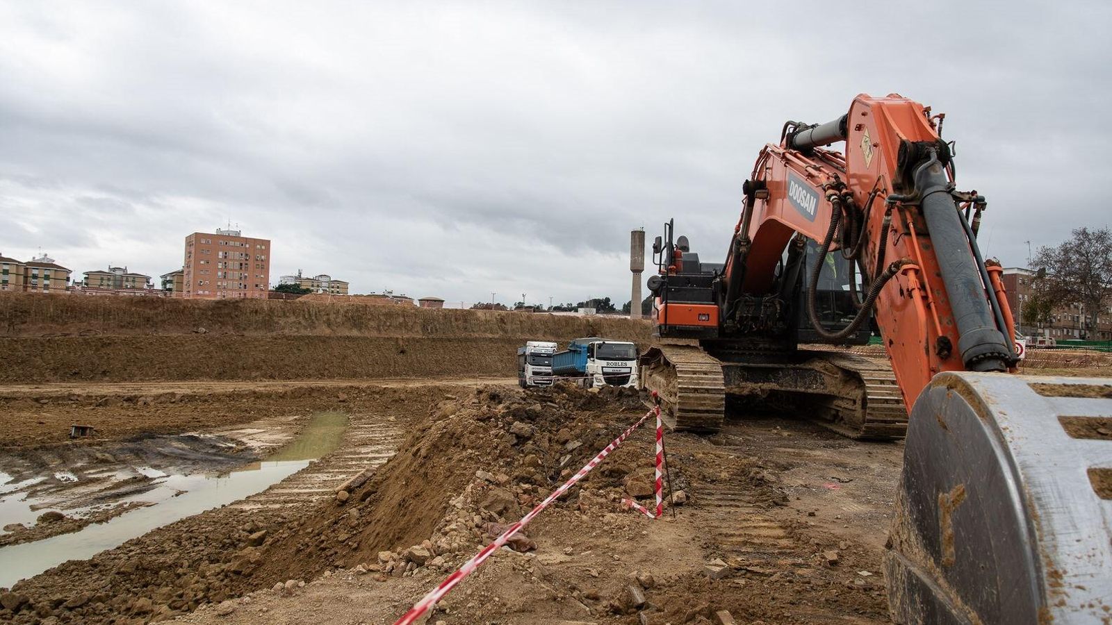 Obras de construcción del depósito de agua.