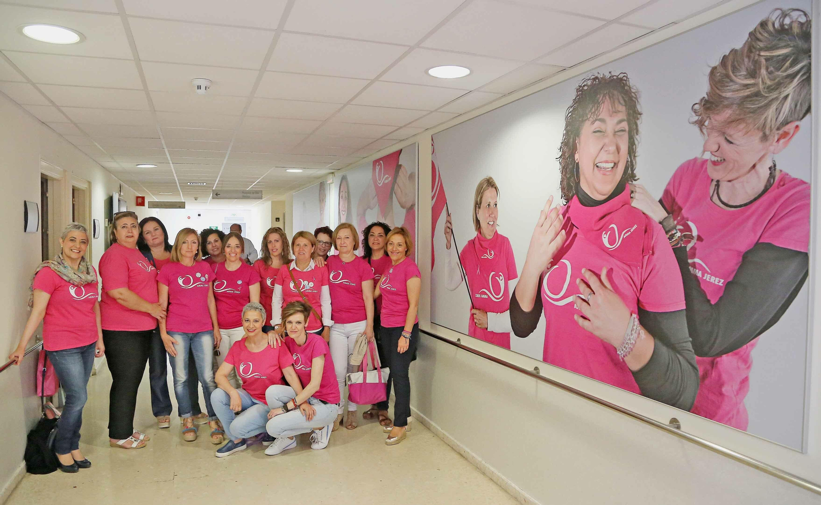 Representantes de la asociación Amma y del hospital, en una exposición que se organizó en el pasillo de Oncología.