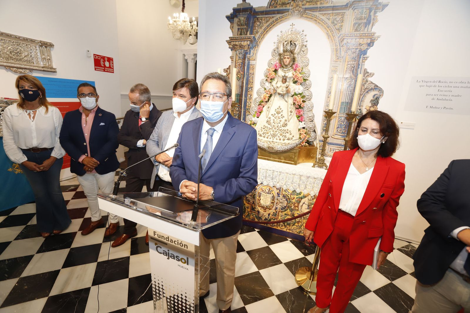 Imágenes de la inauguración de la exposición Regina Roris en la sala de la Fundación Cajasol 'El Comercial'