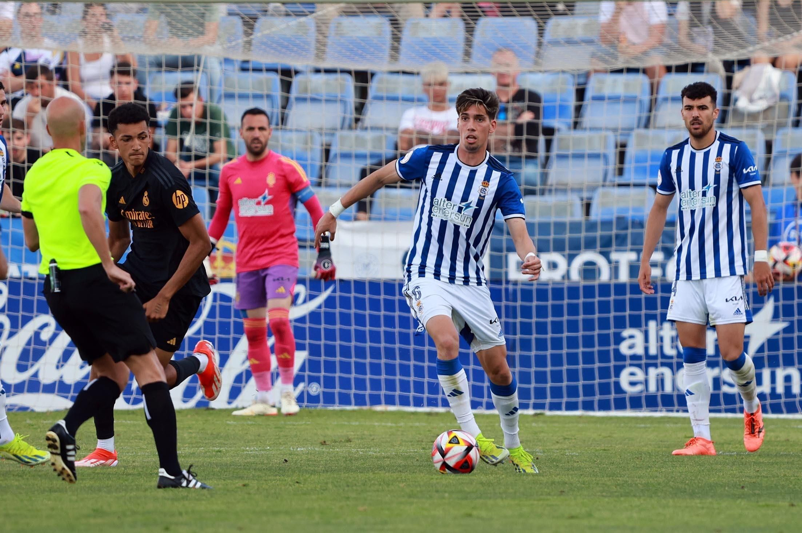 Alberto Trapero conduciendo el balón.
