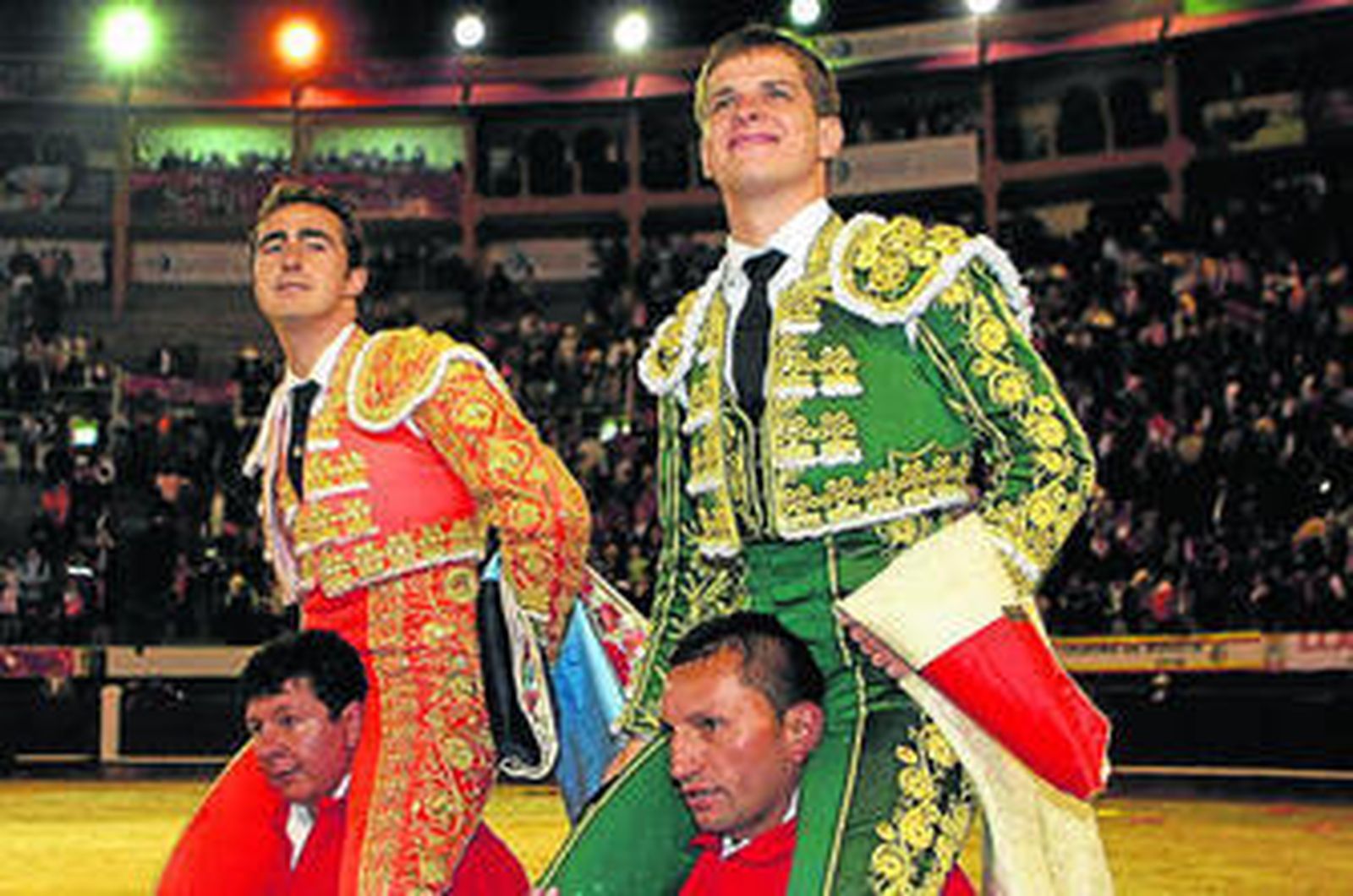 El Fandi y El Juli son paseados en hombros en la plaza Santa María de Bogotá.