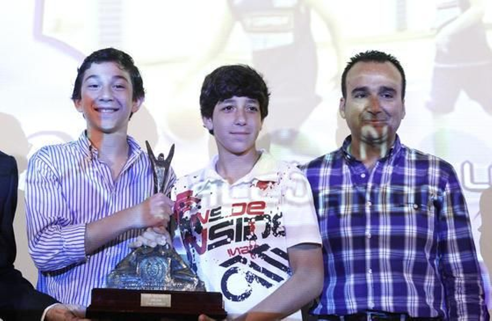 Los ganadores posan con los trofeos

Foto: Vanessa Perez