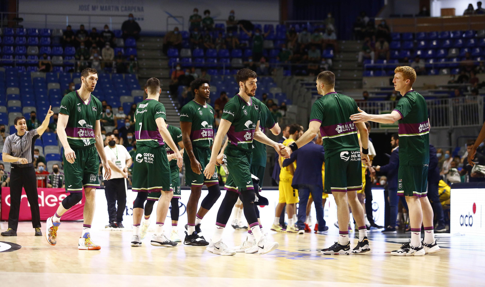 Los jugadores del Unicaja, cabizbajos.