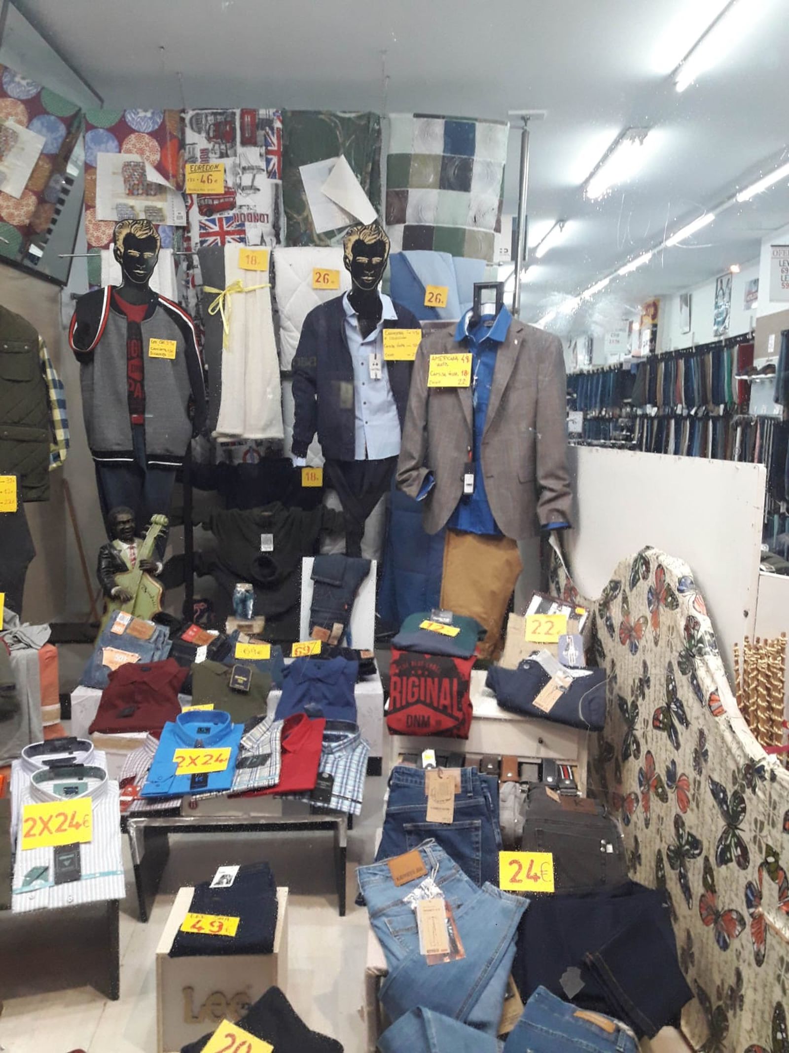 Un escaparate que habla de un negocio familiar onubense con más de 40 años de recorrido