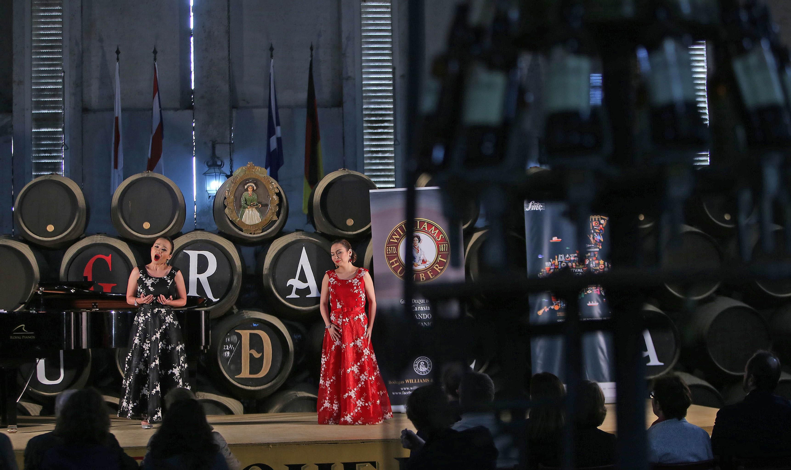 El dúo The Nightingales, durante su concierto de ayer en las Bodegas Williams & Humbert de Jerez.