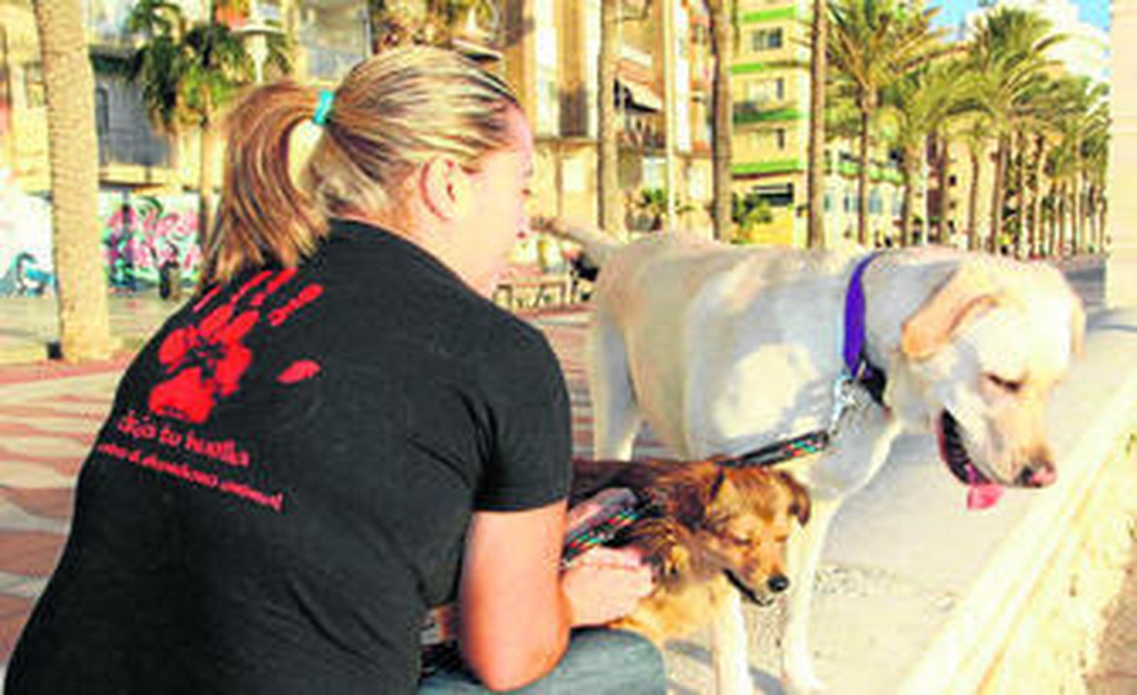 María Molina, voluntaria de la asociación, muestra en su camiseta el símbolo y lema de La Huella Roja.
