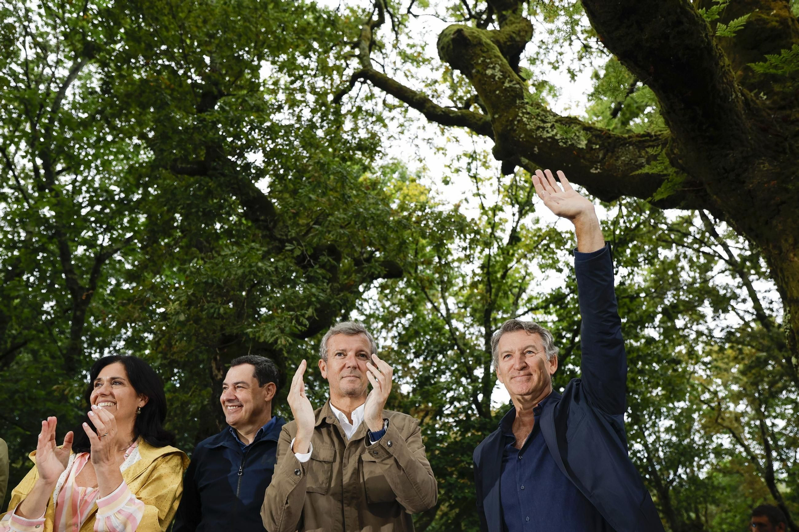 El líder del PP, Alberto Núñez Feijóo, junto a los presidentes de la Xunta de Galicia, Alfonso Rueda, y de la Junta de Andalucía, Juanma Moreno, y la secretaria general del PP de Galicia, Paula Prado, en Pontevedra.