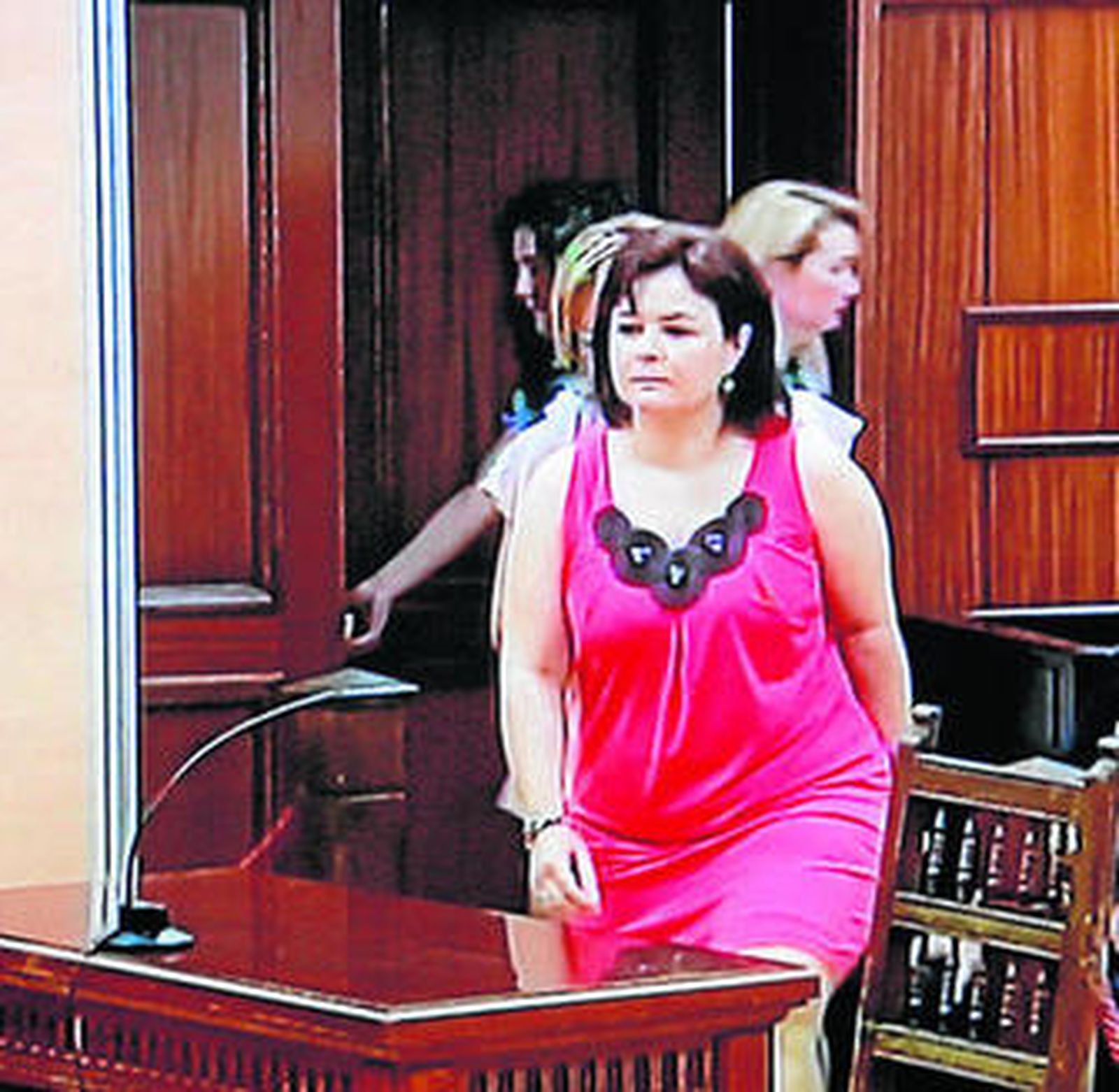 La madre de Ruth y José, en su entrada a la sala de vistas.