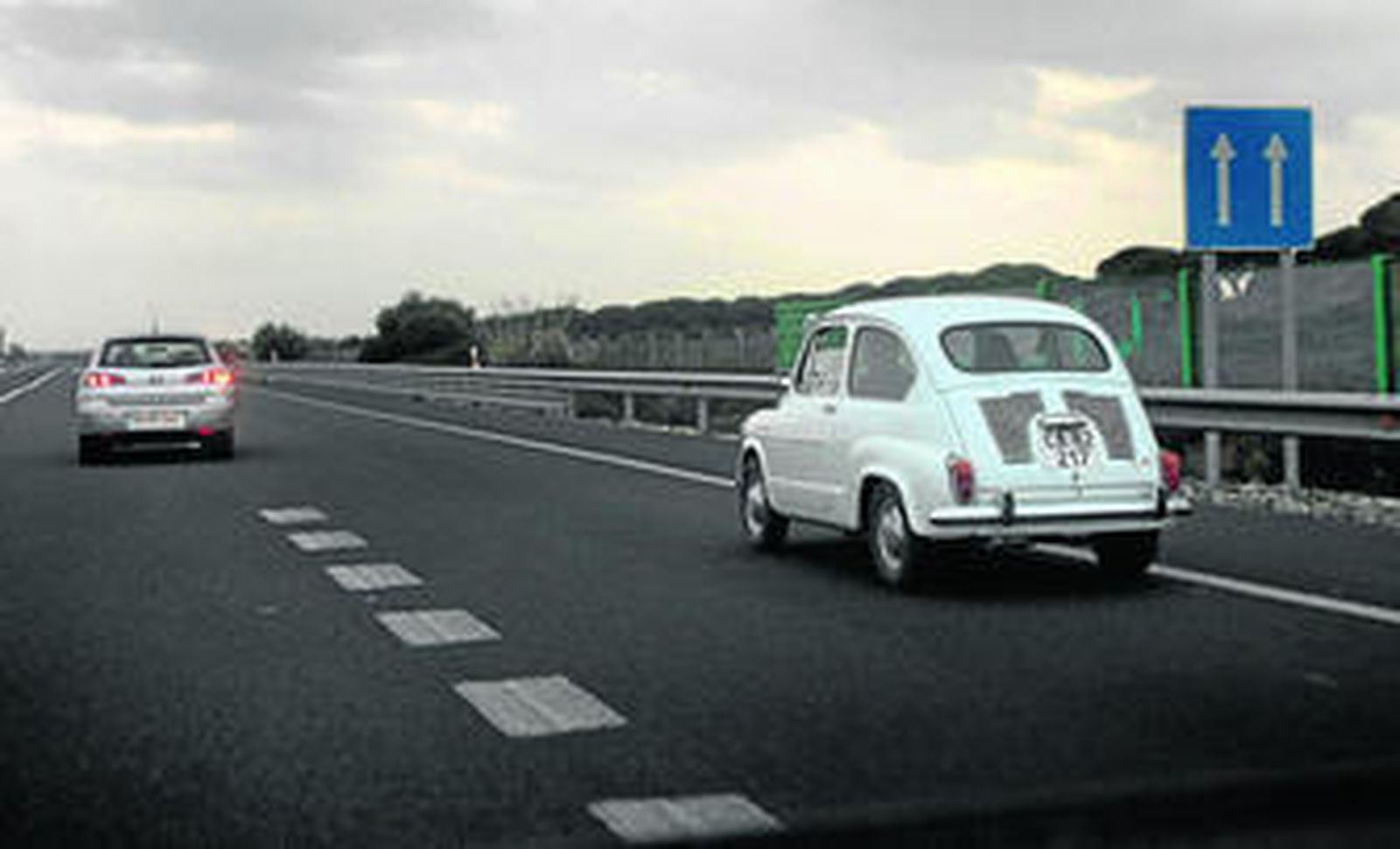 Un coche de la antigua generación comparte carretera con uno de más reciente creación, en la tercera provincia andaluza más poblada de vehículos.