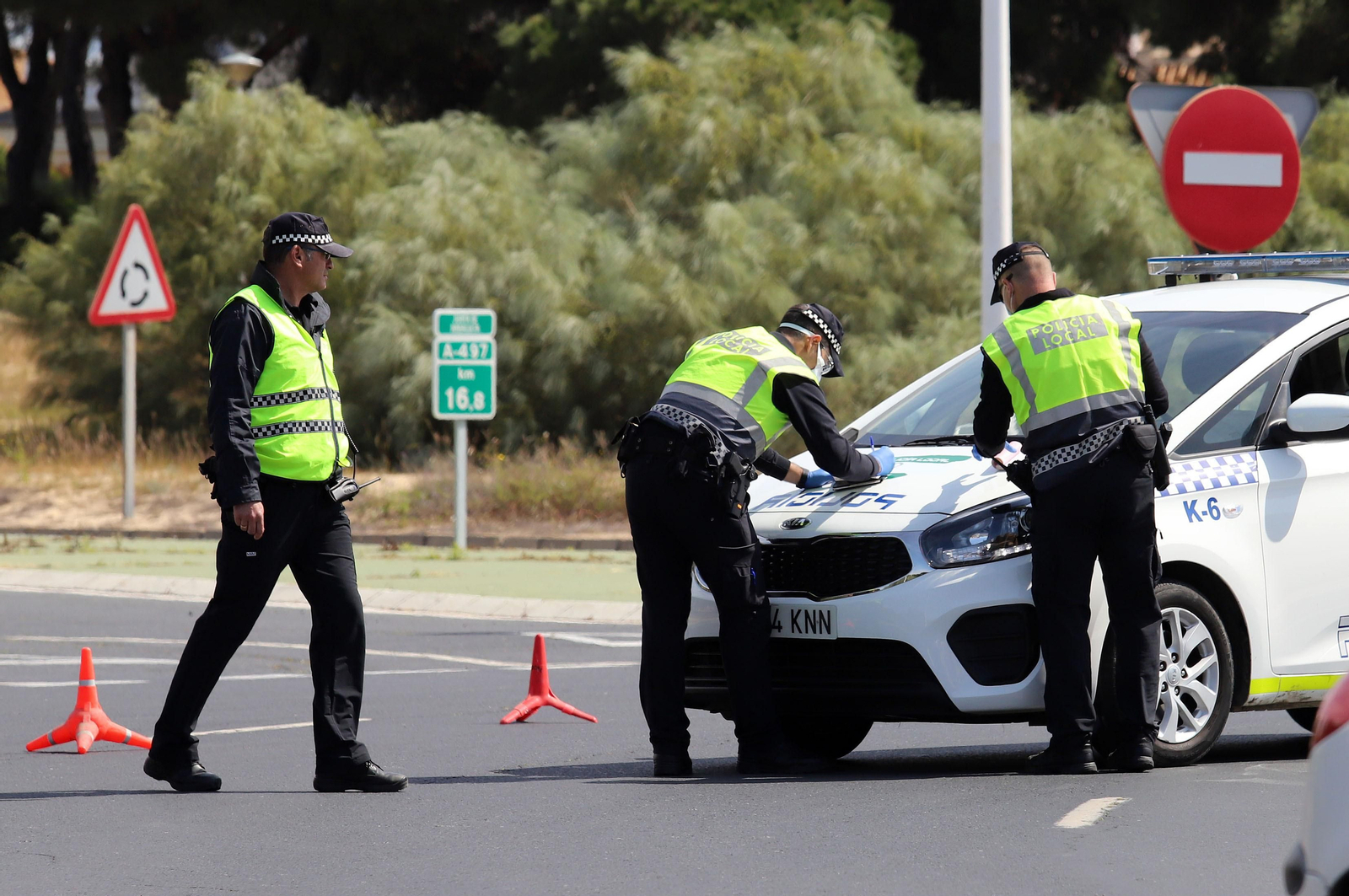 Control de la Policía en la costa onubense.