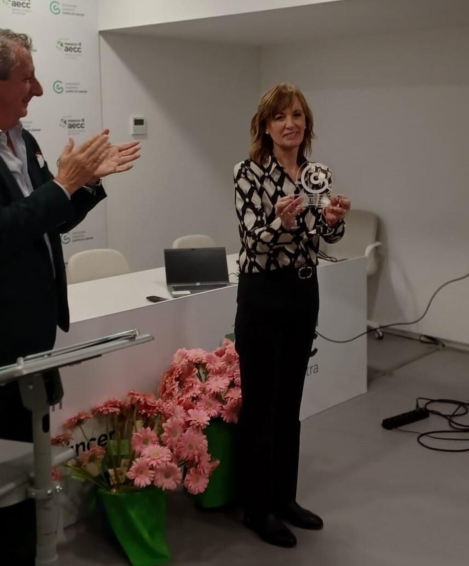 La voluntaria Amparo Hernández, con el galardón 'V de Vida' que otorga la AECC.