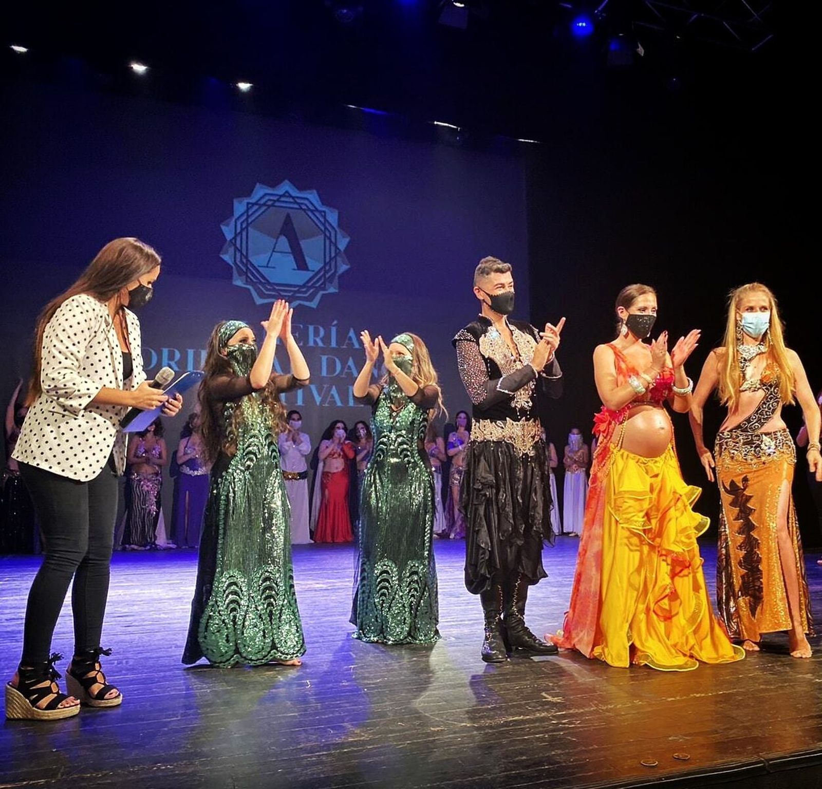 Carmen Bel, Jelila, Carla Pedicone, Oscar Flores, Catarina Nivalova y Helena Rull en el saludo al final de Gala Internacional.