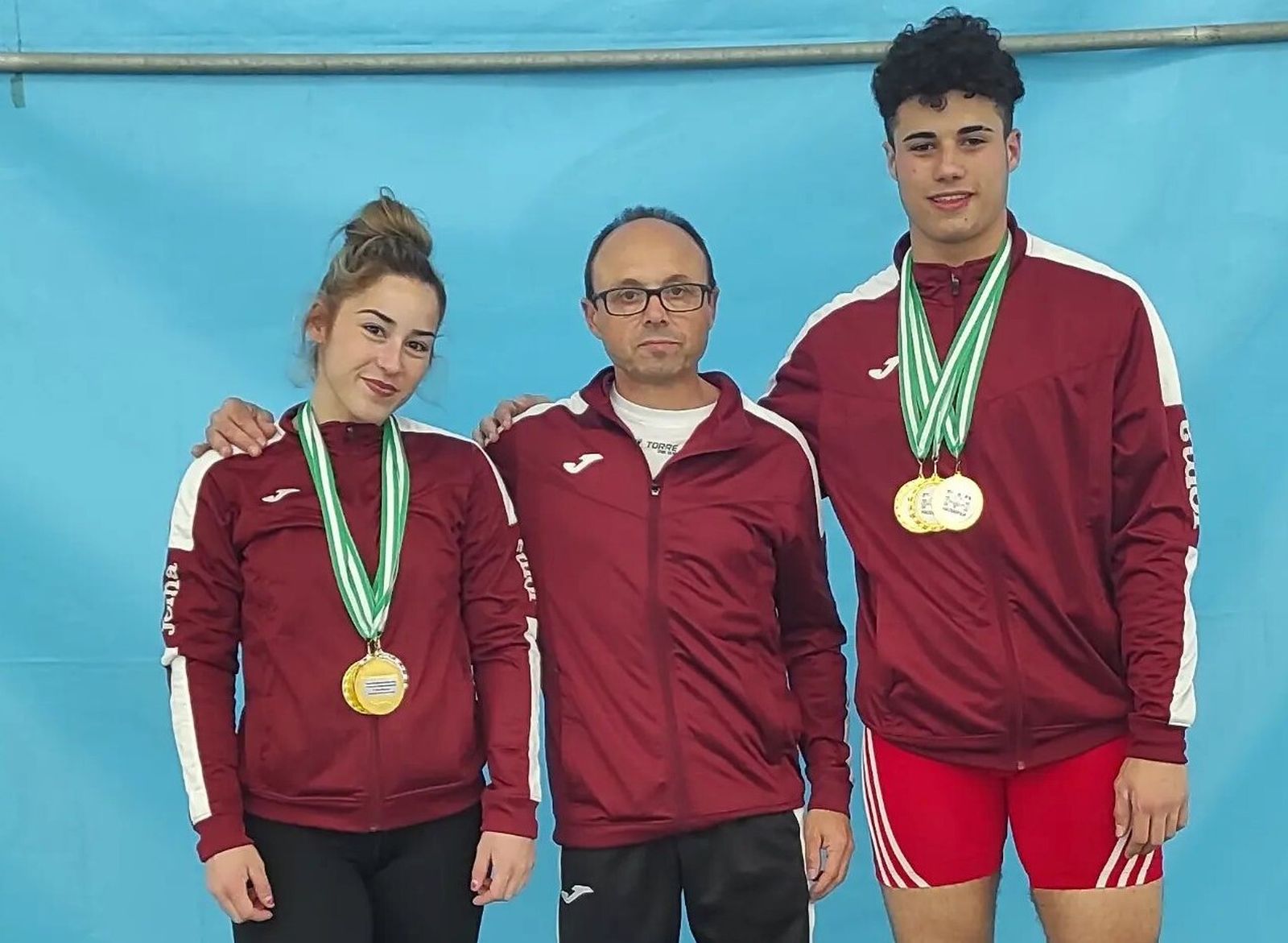 José Zurera entre Soledad Palma y Manuel Zurera tras ser campeones de Andalucía absoluto.
