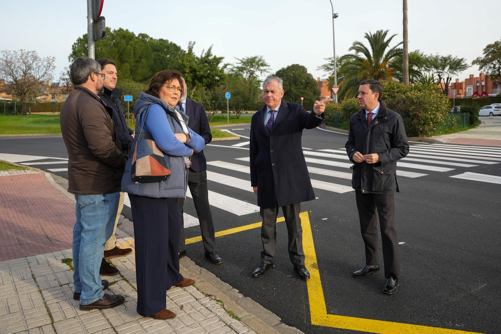 José Luis Sanz, junto a Juan de la Rosa, comprueban las obras de reasfaltado en Sevilla Este.