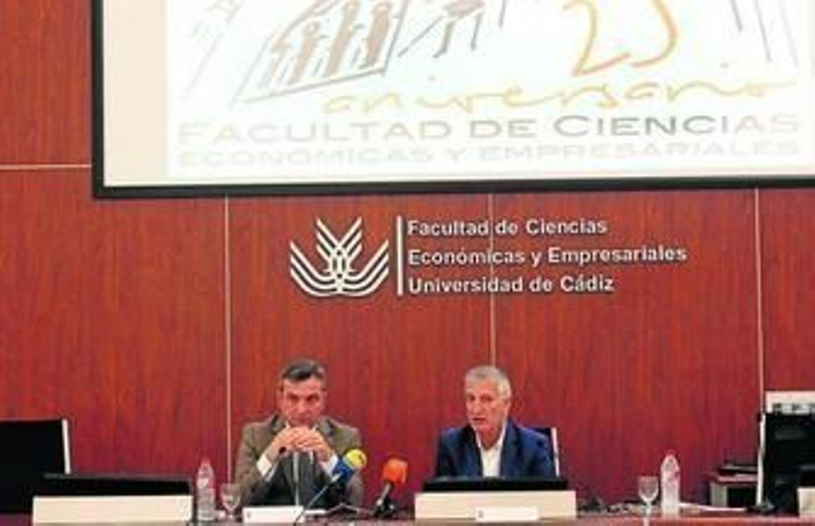 El rector de la UCA, Eduardo González Mazo, y el decano de la Facultad de Económicas y Empresariales, Manuel Larrán.