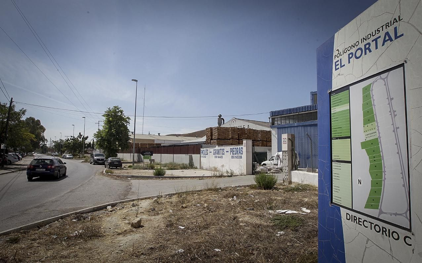 1. Imagen de una de las calles que da acceso al polígono, en la parte trasero del mismo, que cuenta con mapa del lugar 2. Foto de uno de los 'vertederos improvisados' utilizados para tirar basura en las calles traseras del polígono El Portal. 3. Latas y residuos incrustadas dentro del paisaje 'natural' de las vías traseras del lugar. 4. Imagen de uno de los bordillos donde se pueden comprobar las marcas dejadas por el caucho y el deleznable estado en el que se encuentran los elementos de seguridad vial del polígono. REPORTAJE GRÁFICO: MIGUEL ÁNGEL GONZÁLEZ. 1. Imagen de una de las calles que da acceso al polígono, en la parte trasero del mismo, que cuenta con mapa del lugar 2. Foto de uno de los 'vertederos improvisados' utilizados para tirar basura en las calles traseras del polígono El Portal. 3. Latas y residuos incrustadas dentro del paisaje 'natural' de las vías traseras del lugar. 4. Imagen de uno de los bordillos donde se pueden comprobar las marcas dejadas por el caucho y el deleznable estado en el que se encuentran los elementos de seguridad vial del polígono. REPORTAJE GRÁFICO: MIGUEL ÁNGEL GONZÁLEZ.