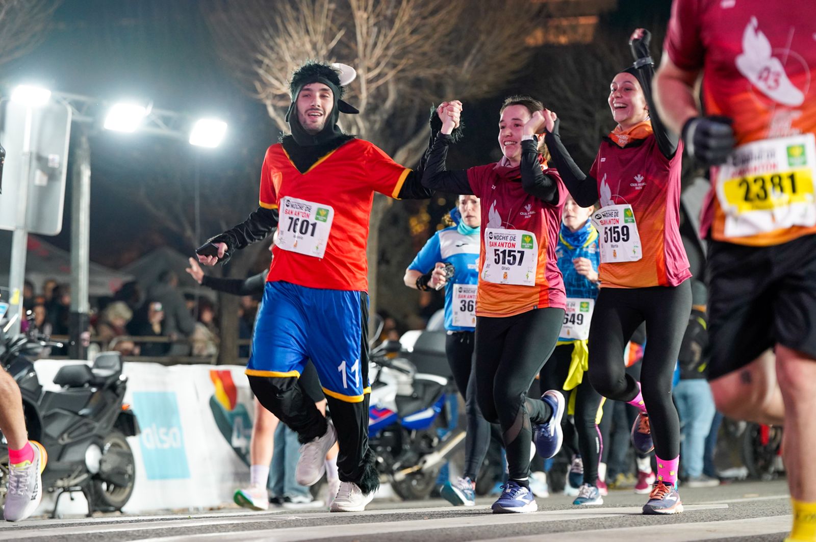 En imágenes: búscate en tu llegada a meta de la Carrera de San Antón 2026 (20)