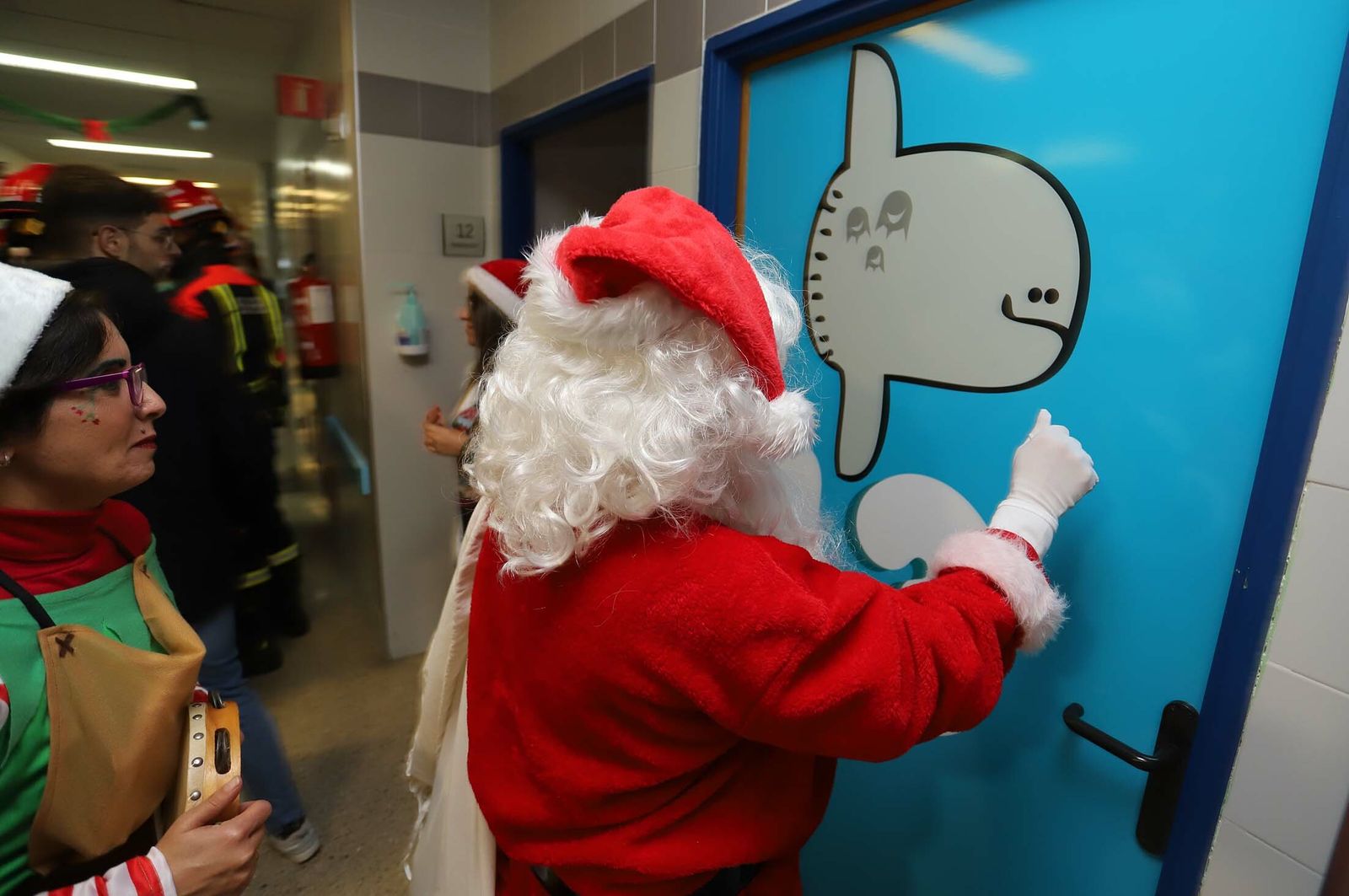 Imágenes de la visita de Papá Noel a los niños del hospital Juan Ramón Jiménez
