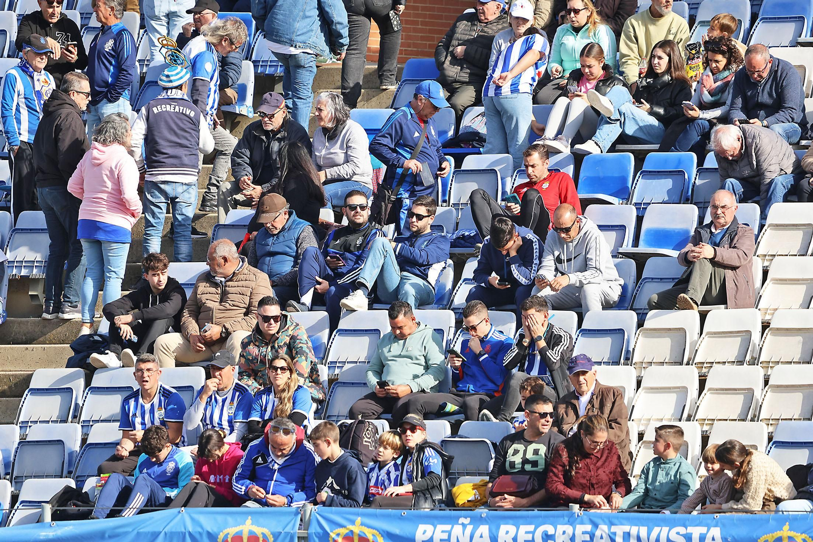 Búscate en las gradas en el Nuevo Colombino en el Recreativo de Huelva - Atlético Antoniano