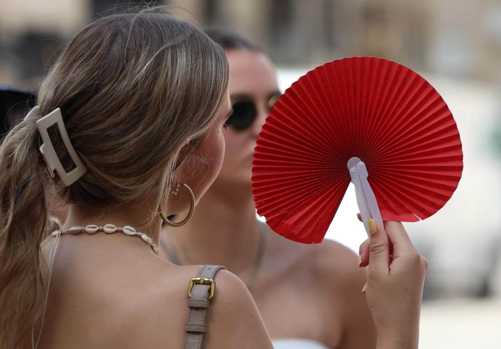 Una mujer se abanica en el centro de Málaga, para sobrellevar las temperaturas Una mujer se abanica en el centro de Málaga, para sobrellevar las temperaturas