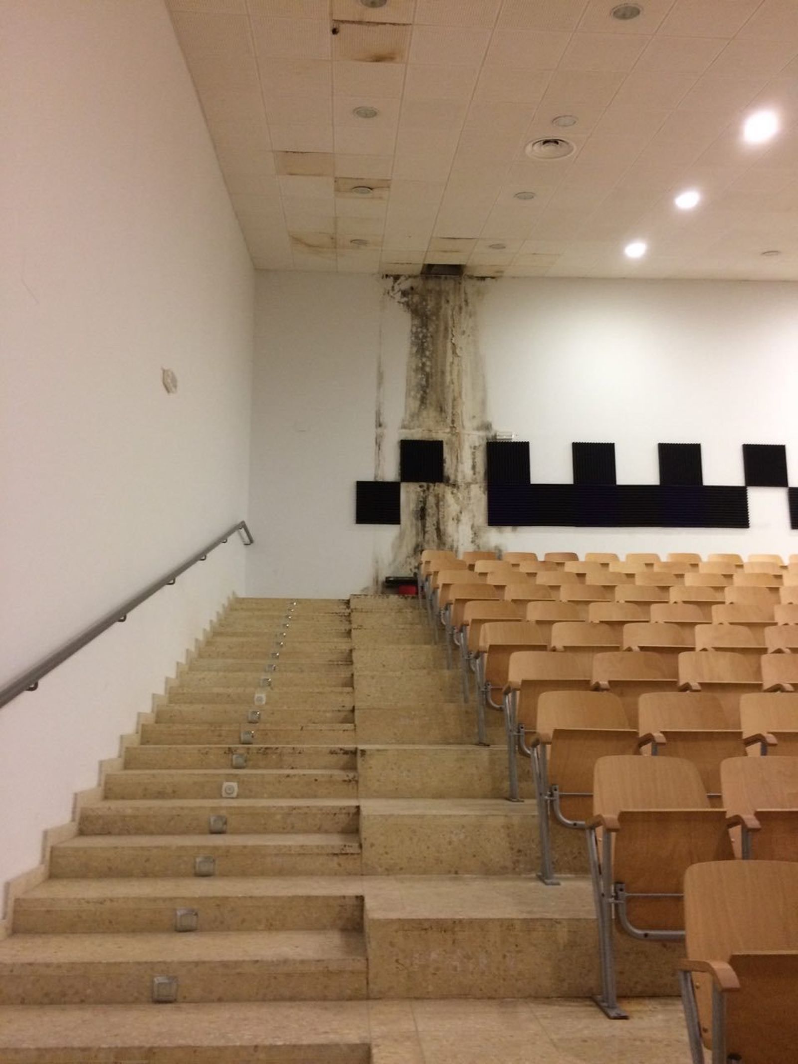 Humedades en una de las salas del centro de servicios sociales La Foggara.