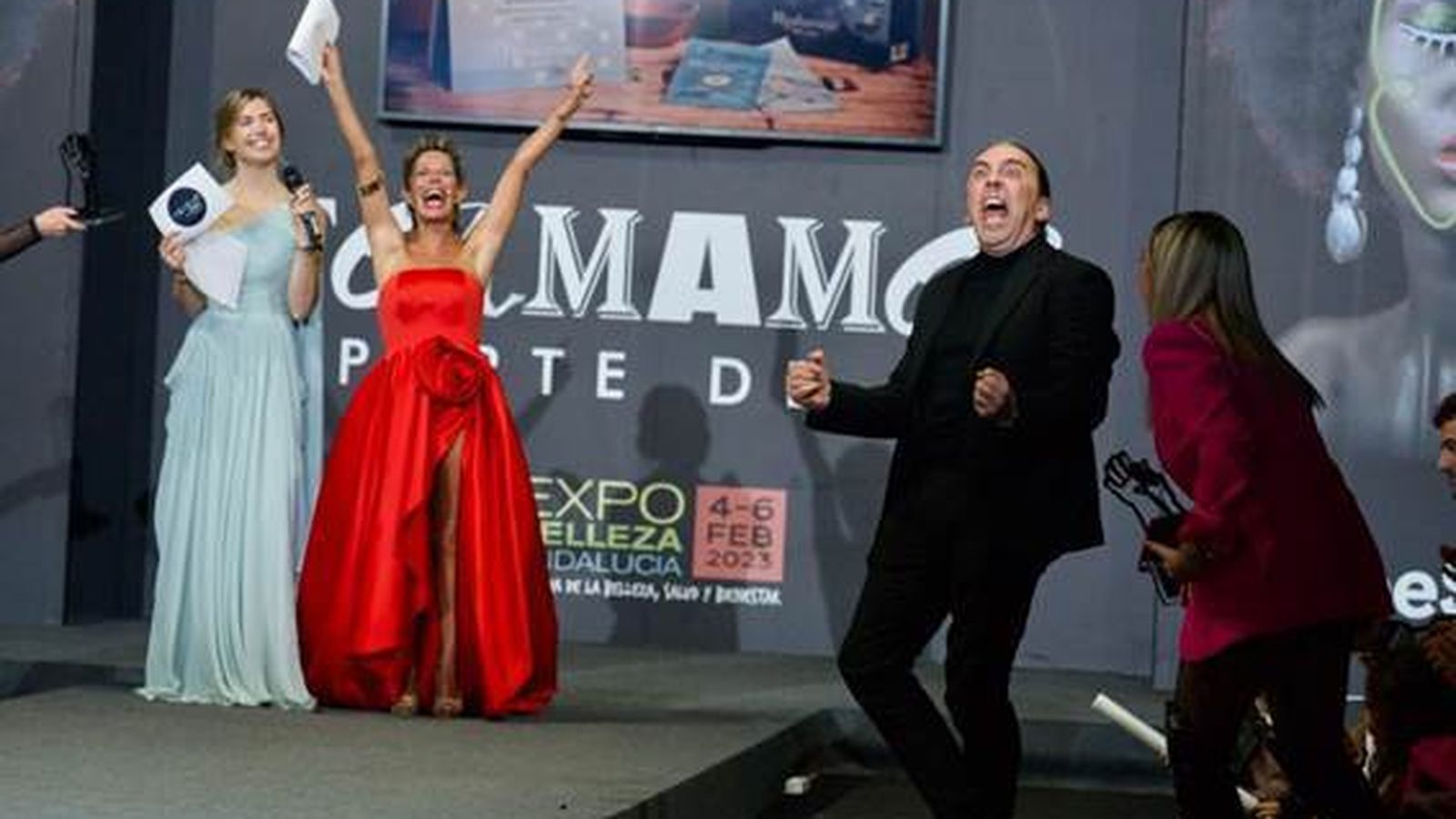 Momento en el que Juan Luis Soria recibe el galardón