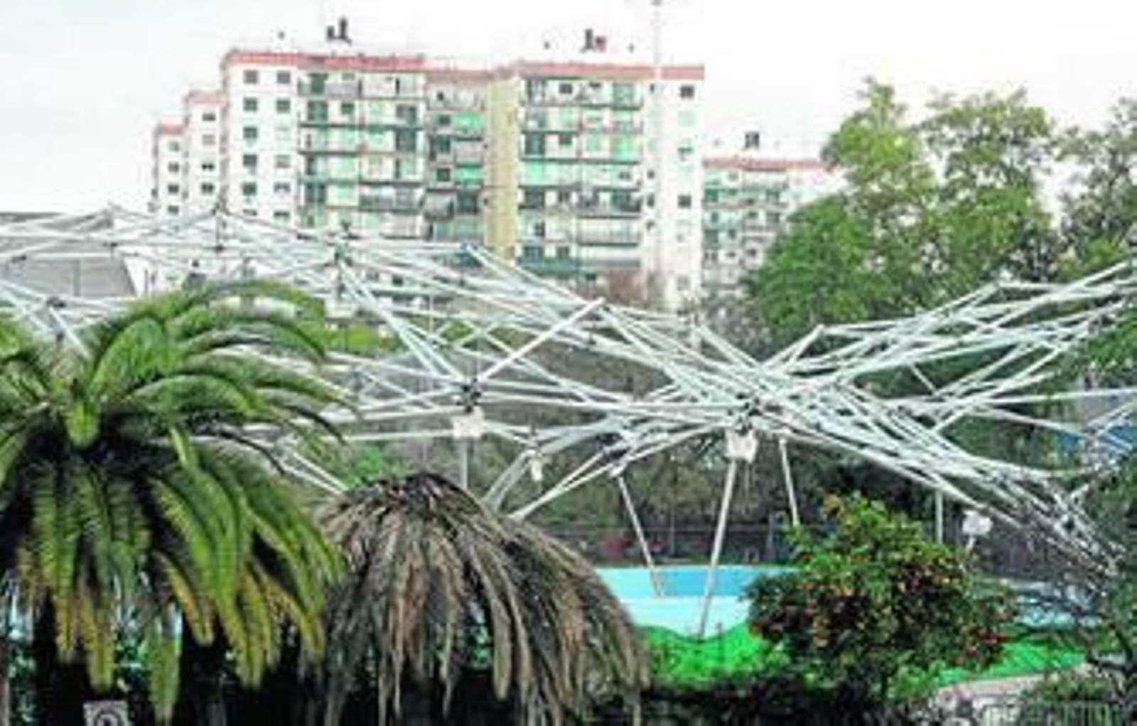 La cubierta de la piscina de San Pablo se encuentra en un estado deplorable tras siete años cerrada.