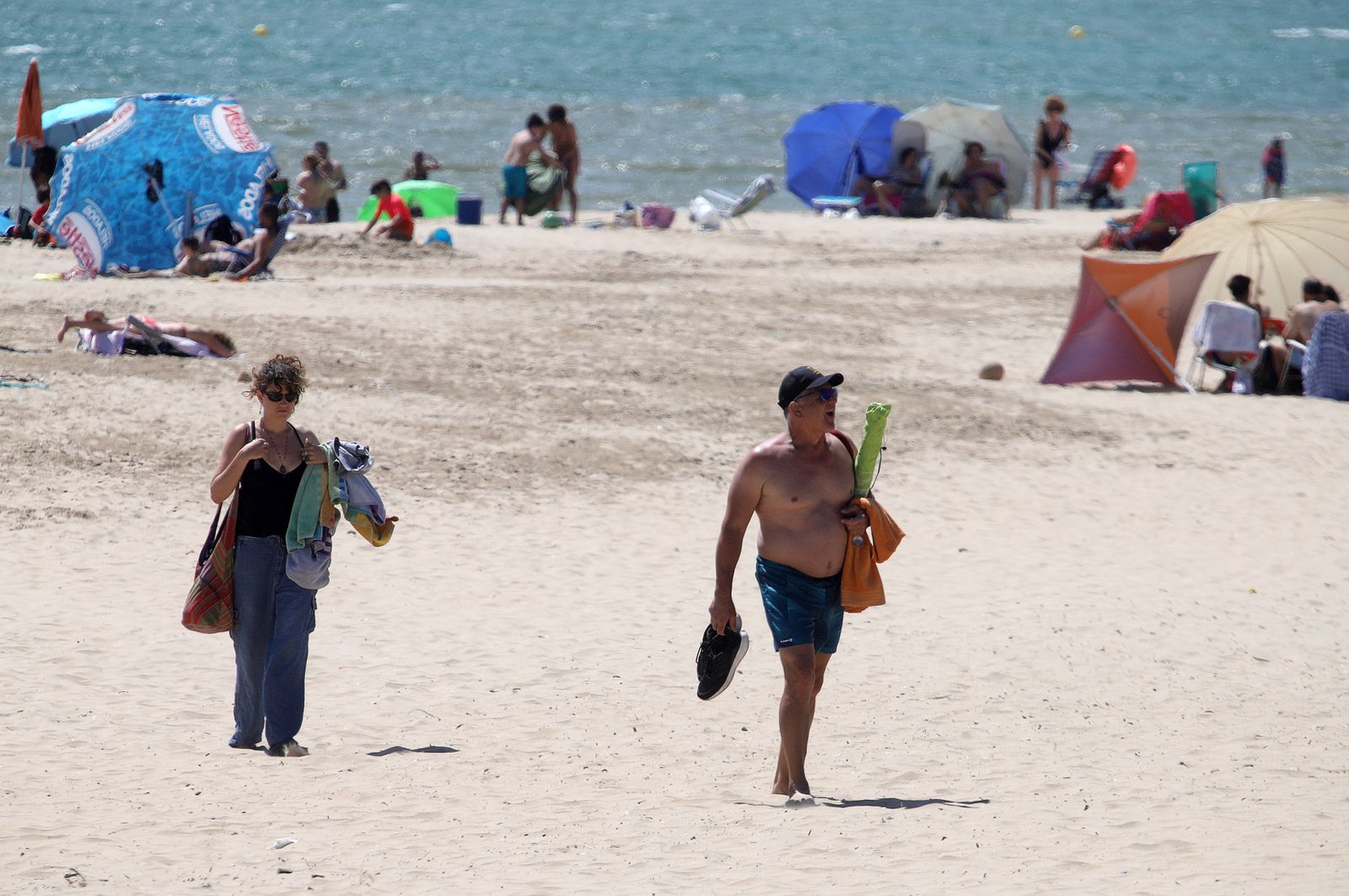 Imágenes de ambiente en la playa en la tarde del sábado
