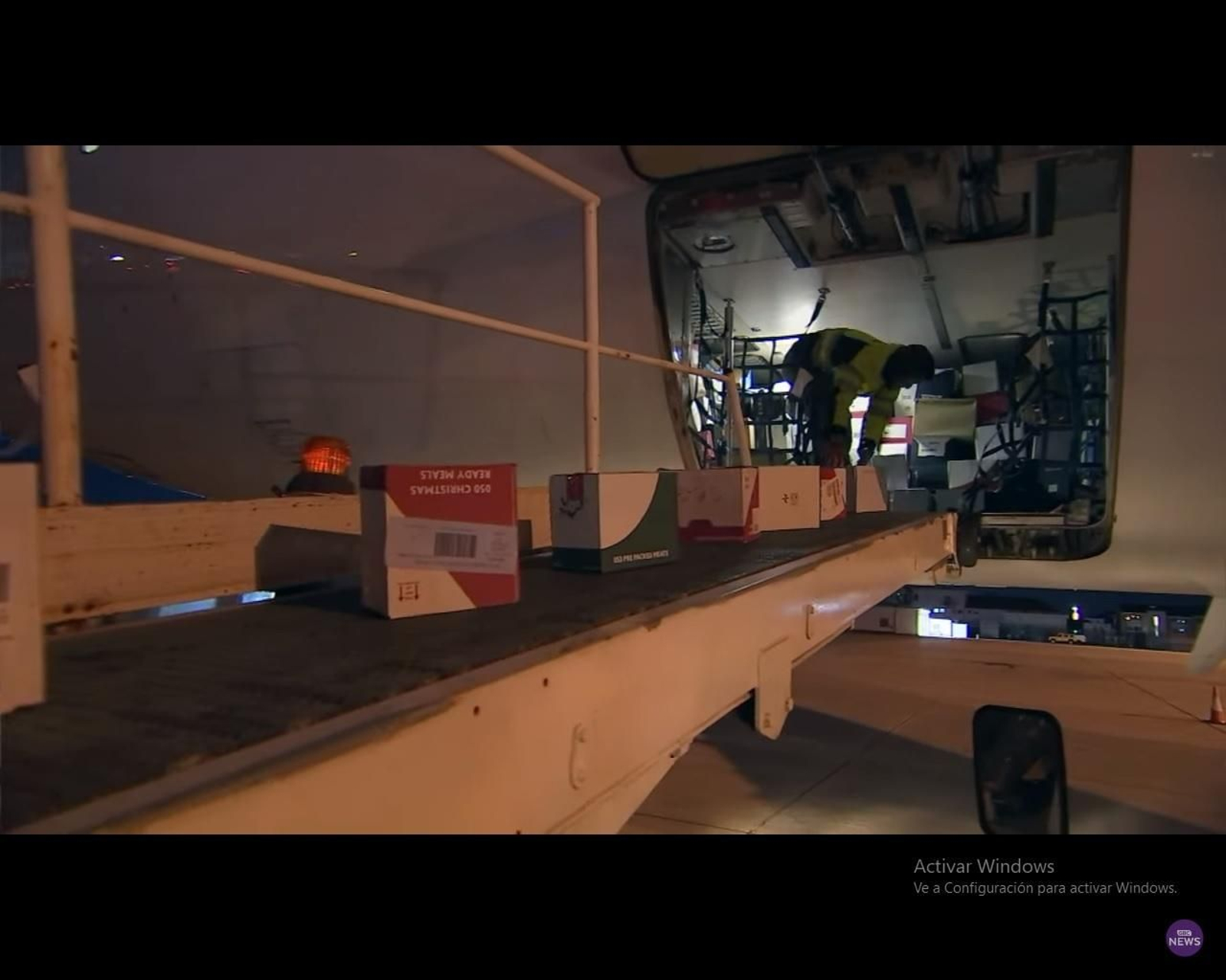 La descarga de productos en el aeropuerto de Gibraltar.