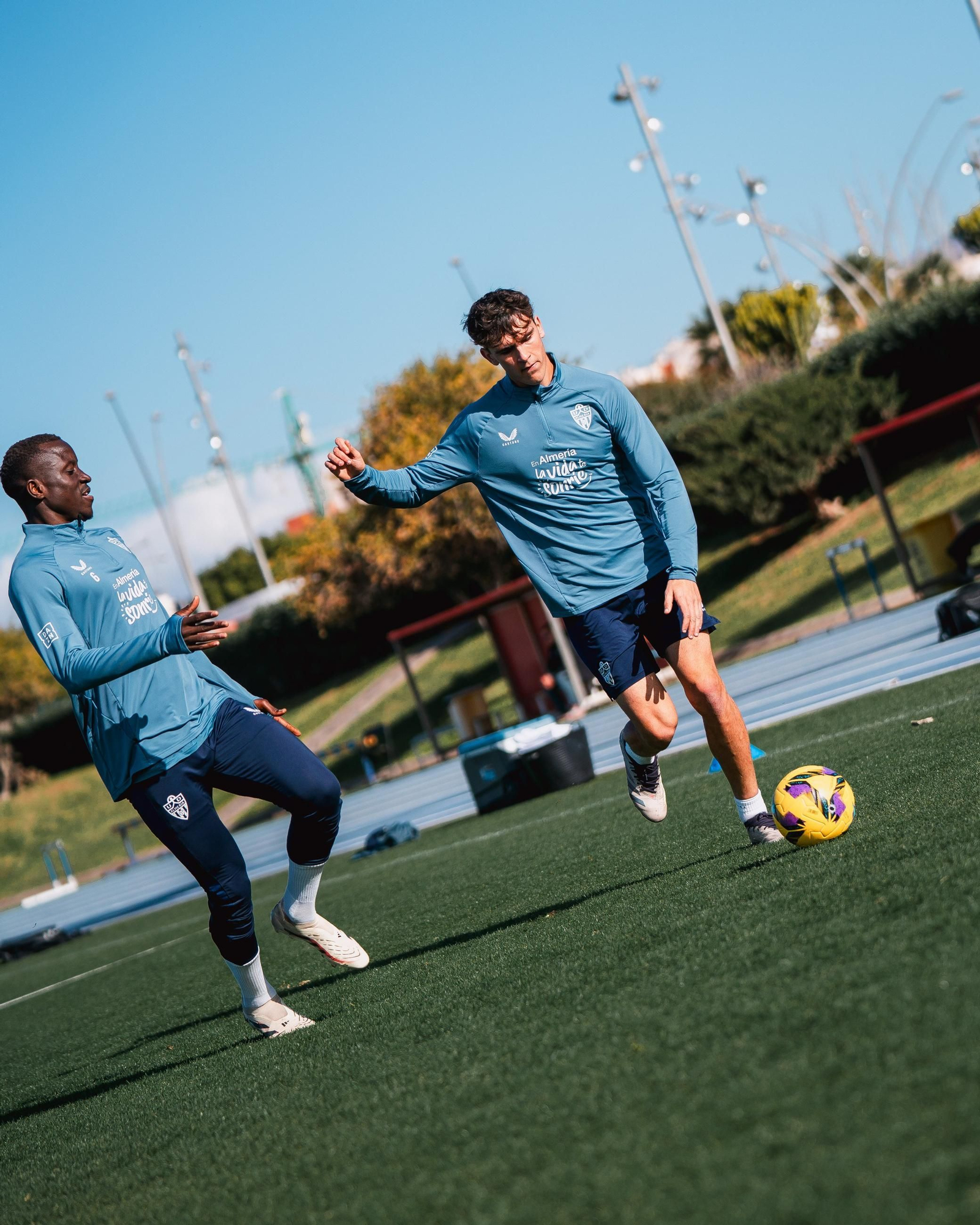 Selvi con Lopy, baja ante el Elche por sanción, durante un entrenamiento en el anexo