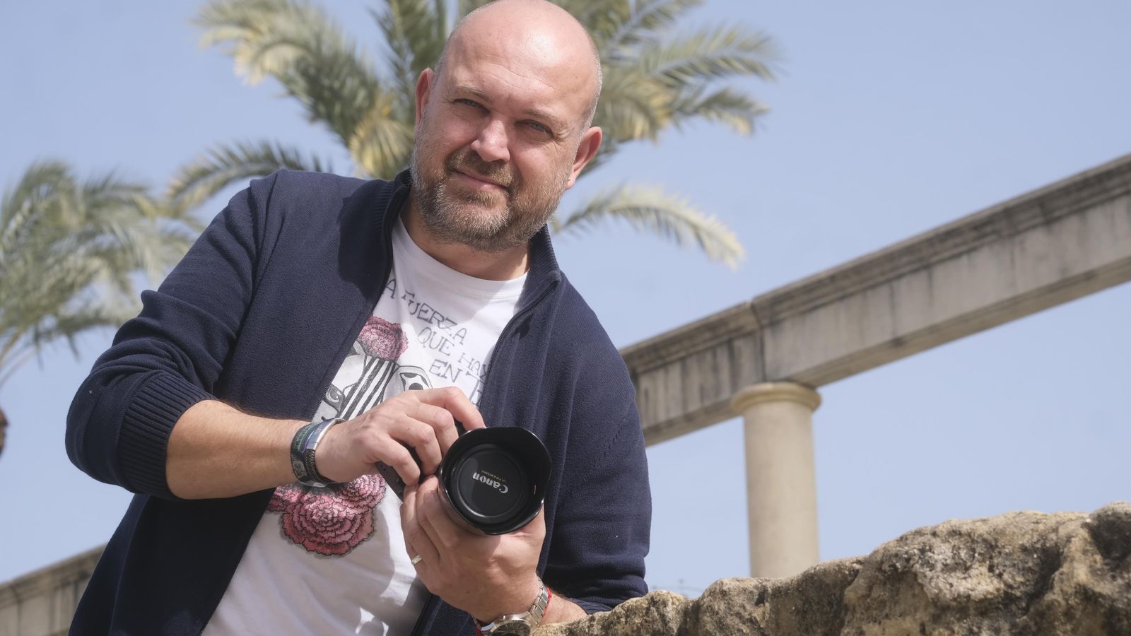 La preparación previa del entorno y la luz natural es determinante para el éxito al retratar un plato
