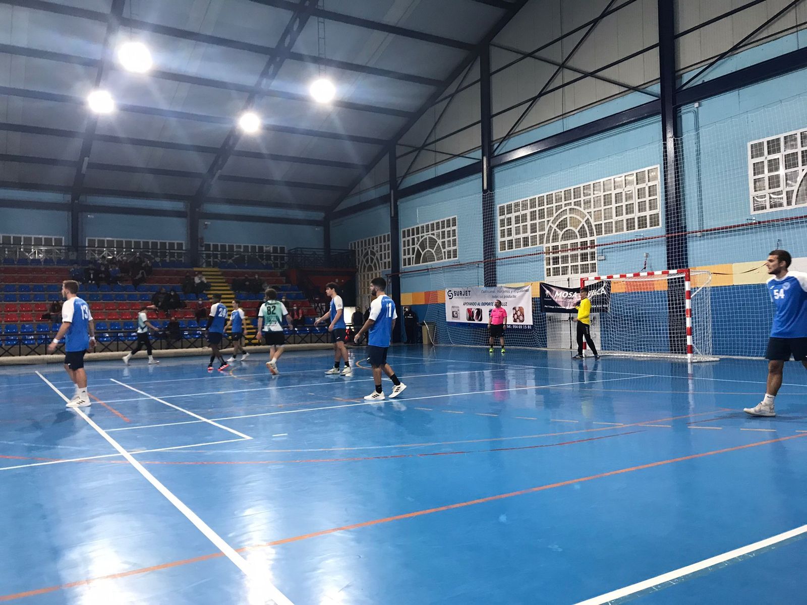 Una imagen de un partido del BM Montequinto en casa.