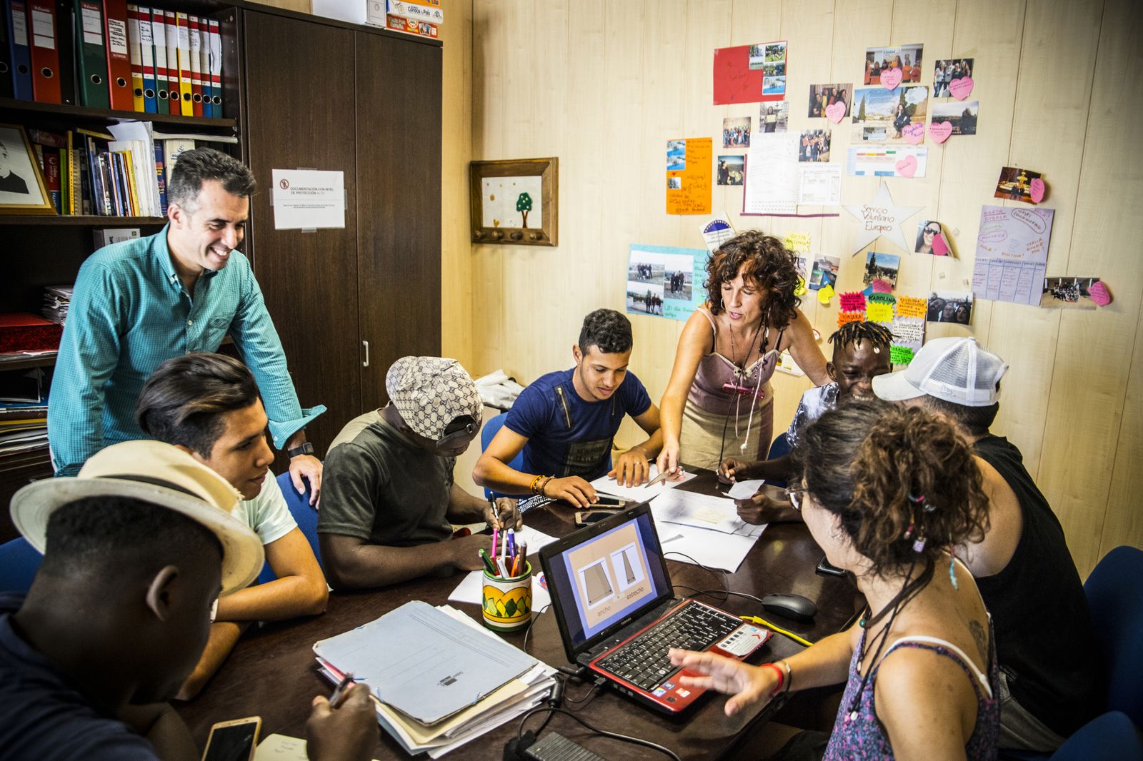Un grupo de mayores de 18 años del programa de emancipación junto al director del programa Hatim Fezcari y la orientadora laboral Mamen Álvarez